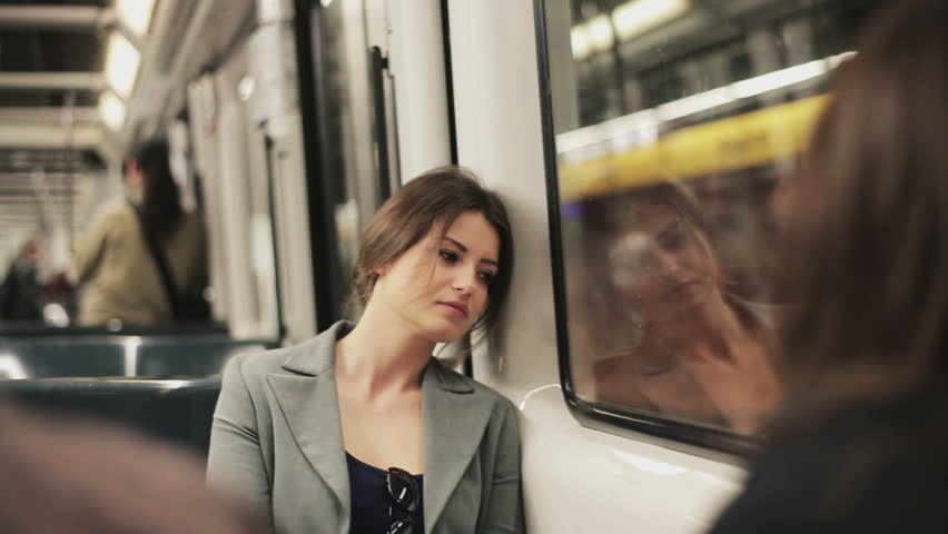 Mujer sentada en asiento del metro. | Imagen: Shutterstock