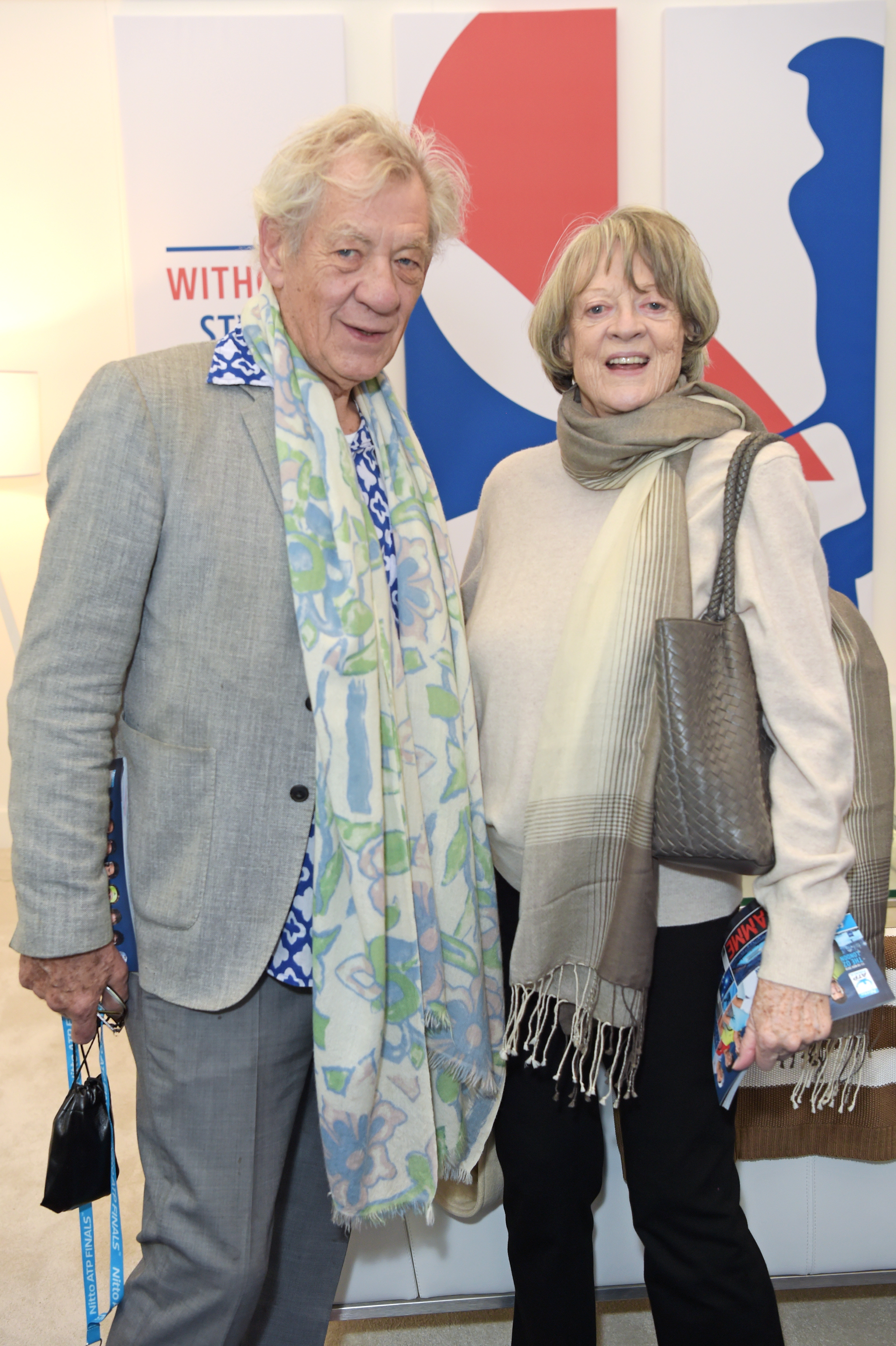 Ian McKellen y Maggie Smith posan durante la jornada de semifinales de las Finales de Tenis Nitto ATP World Tour 2018 el 17 de noviembre de 2018, en Londres, Inglaterra | Fuente: Getty Images