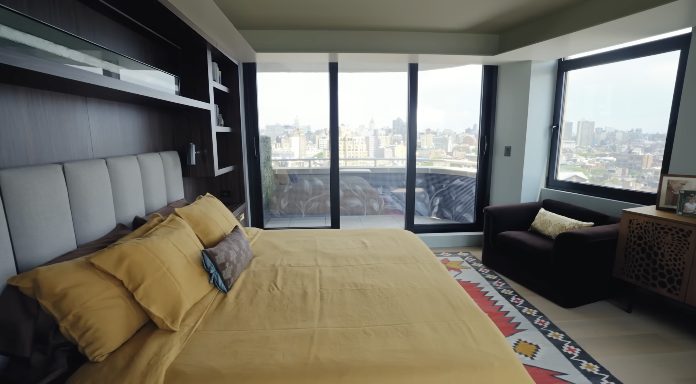 Dormitorio de Christopher Meloni | Fuente: YouTube/Architectural Digest