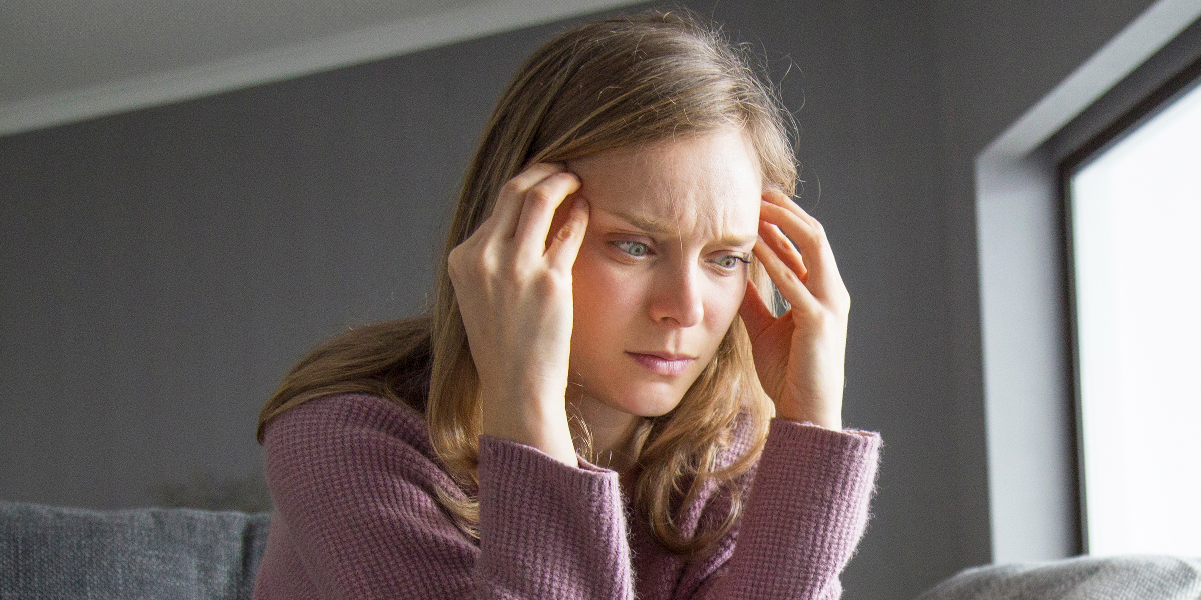 Una mujer angustiada | Fuente: Shutterstock