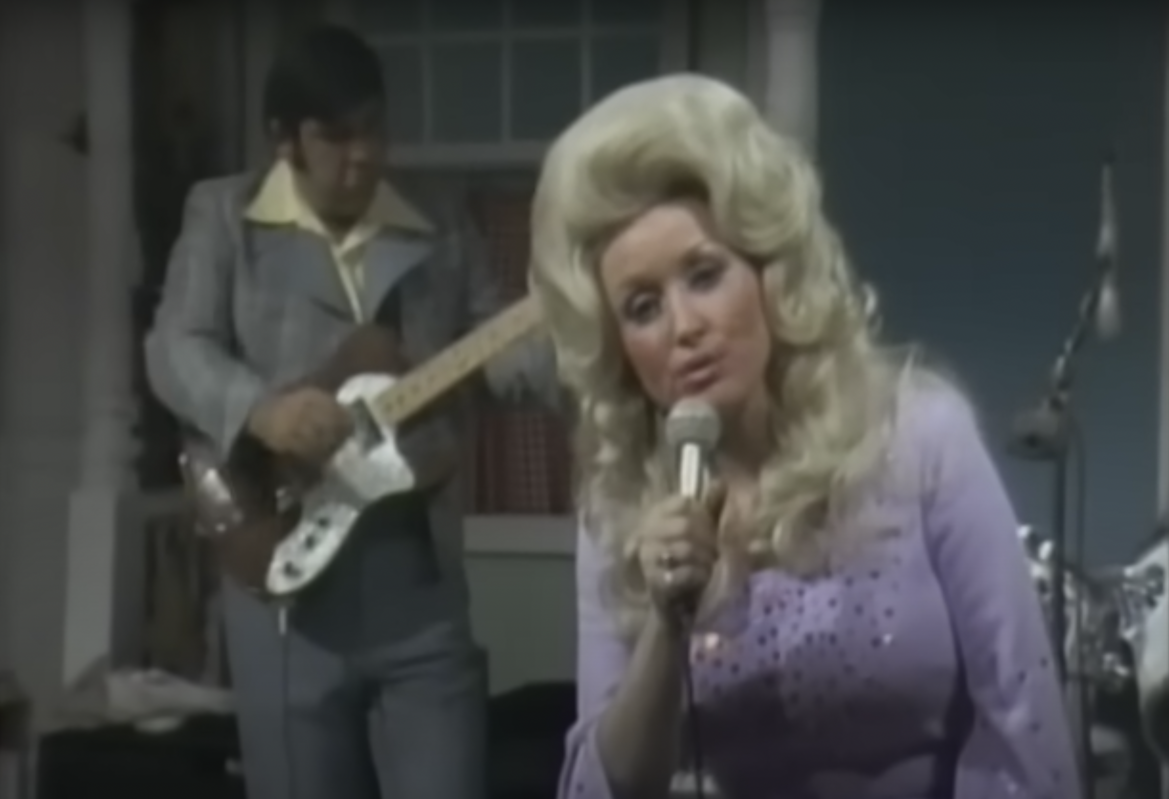 Dolly Parton interpretando "I Will Always Love You", publicado el 7 de diciembre de 2021 | Fuente: YouTube/ShoutFactoryVEVO