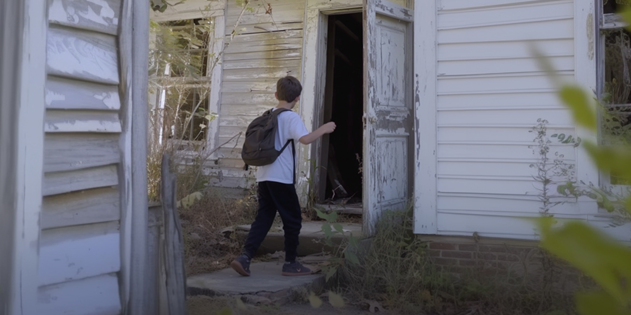 Un chico acercándose a un edificio abandonado | Fuente: AmoMama