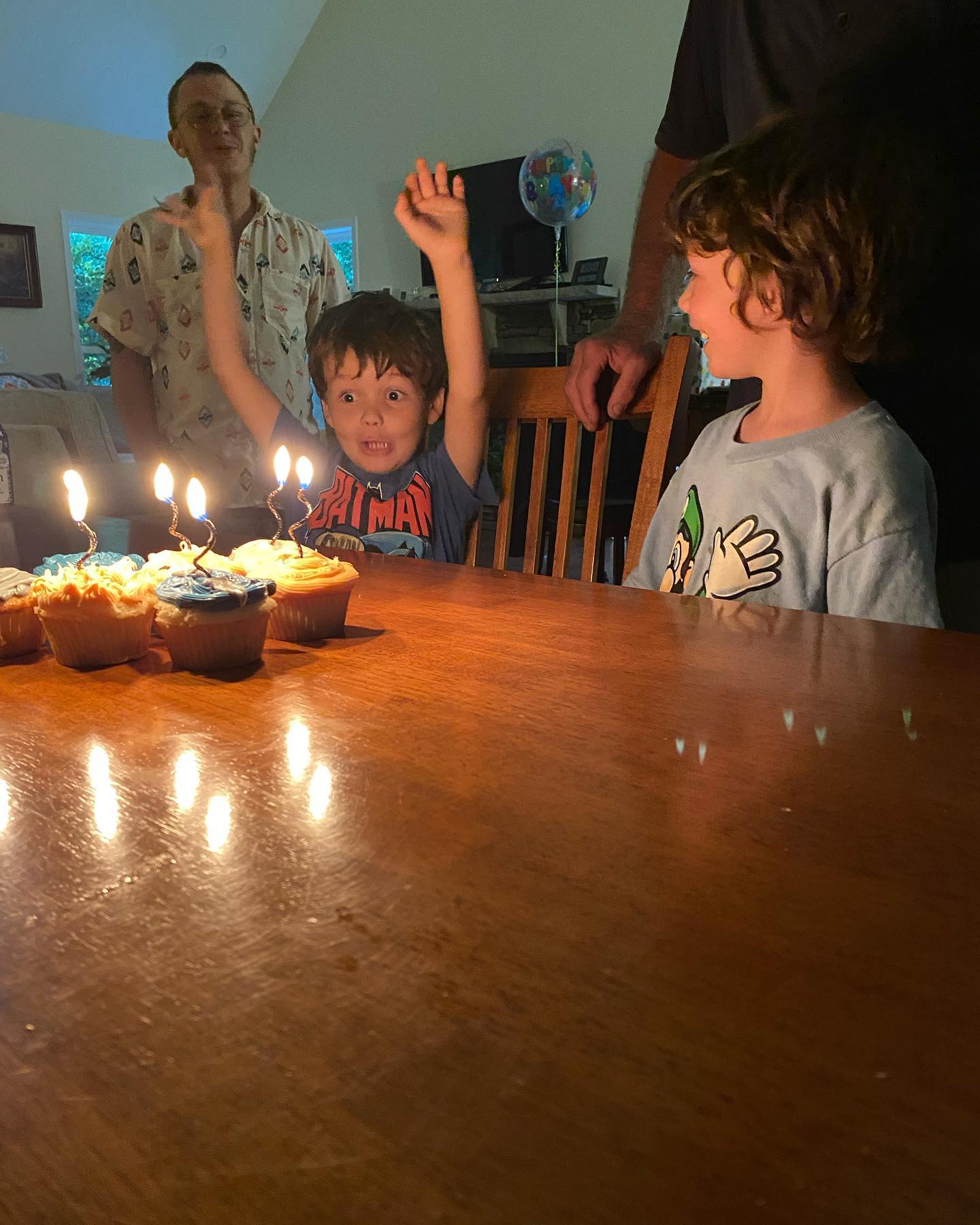 Knox Petrucci, Felix y Lucas celebrando una ocasión especial de un post fechado el 2 de octubre de 2024 | Fuente: Facebook/brianapy