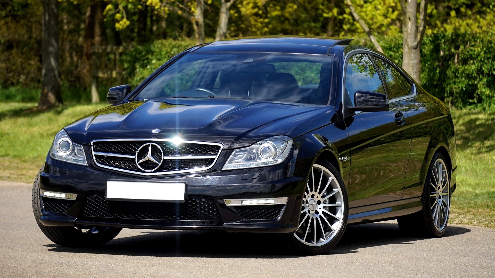 Un Mercedes sedán. | Foto: Pixabay