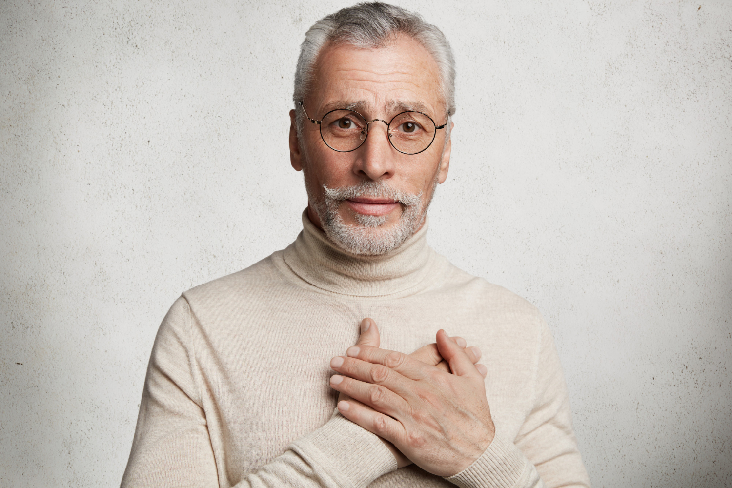 Un hombre mayor emocional | Fuente: Freepik