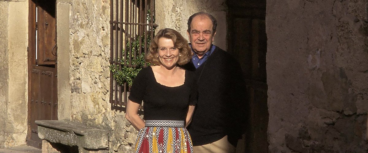 Paco Muñoz y Sabine Déroulède junto a su casa en Pedraza. | Foto: Getty Images.