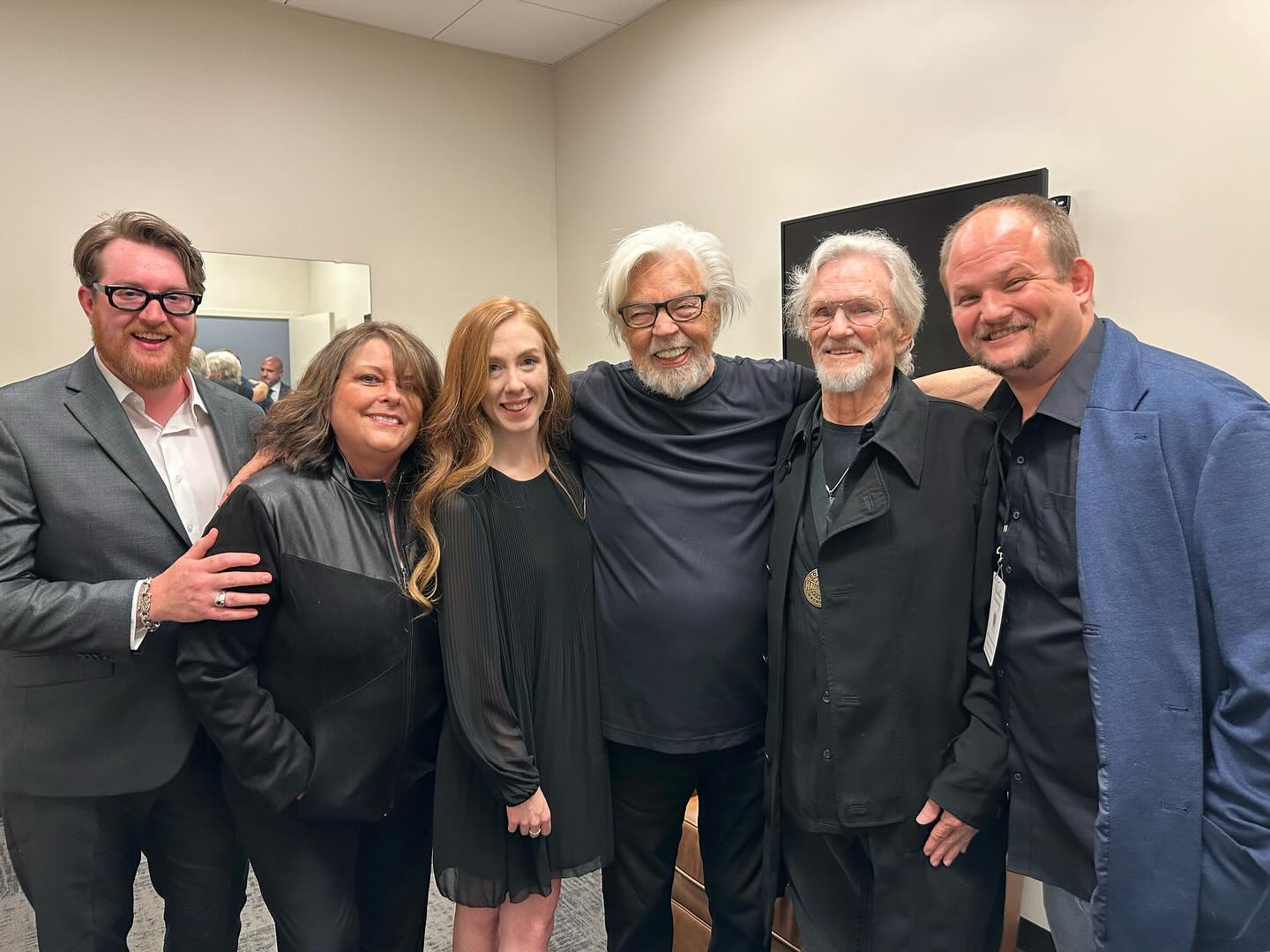 Kris Kristofferson y su familia en una ceremonia de entrega de medallas de una publicación de Facebook del 23 de octubre de 2023 | Fuente: Facebook/kriskristofferson