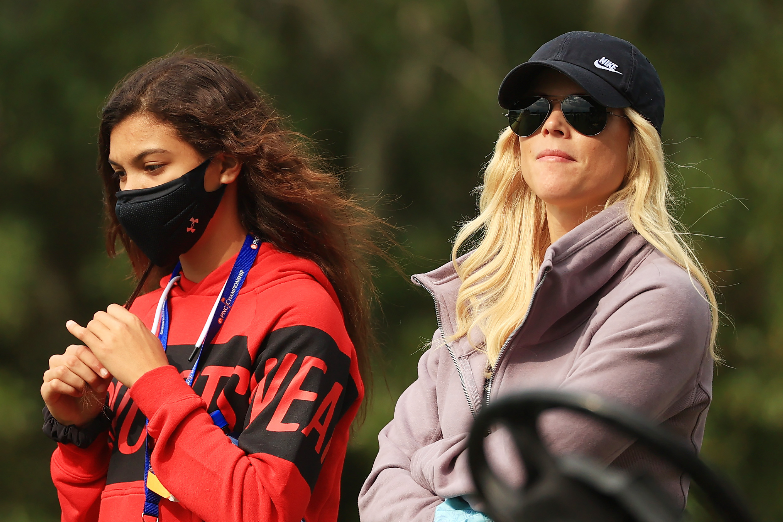 Sam Woods y su madre Elin Nordegren miran durante la ronda final del PNC Championship en el Ritz-Carlton Golf Club Orlando el 20 de diciembre de 2020 | Fuente: Getty Images