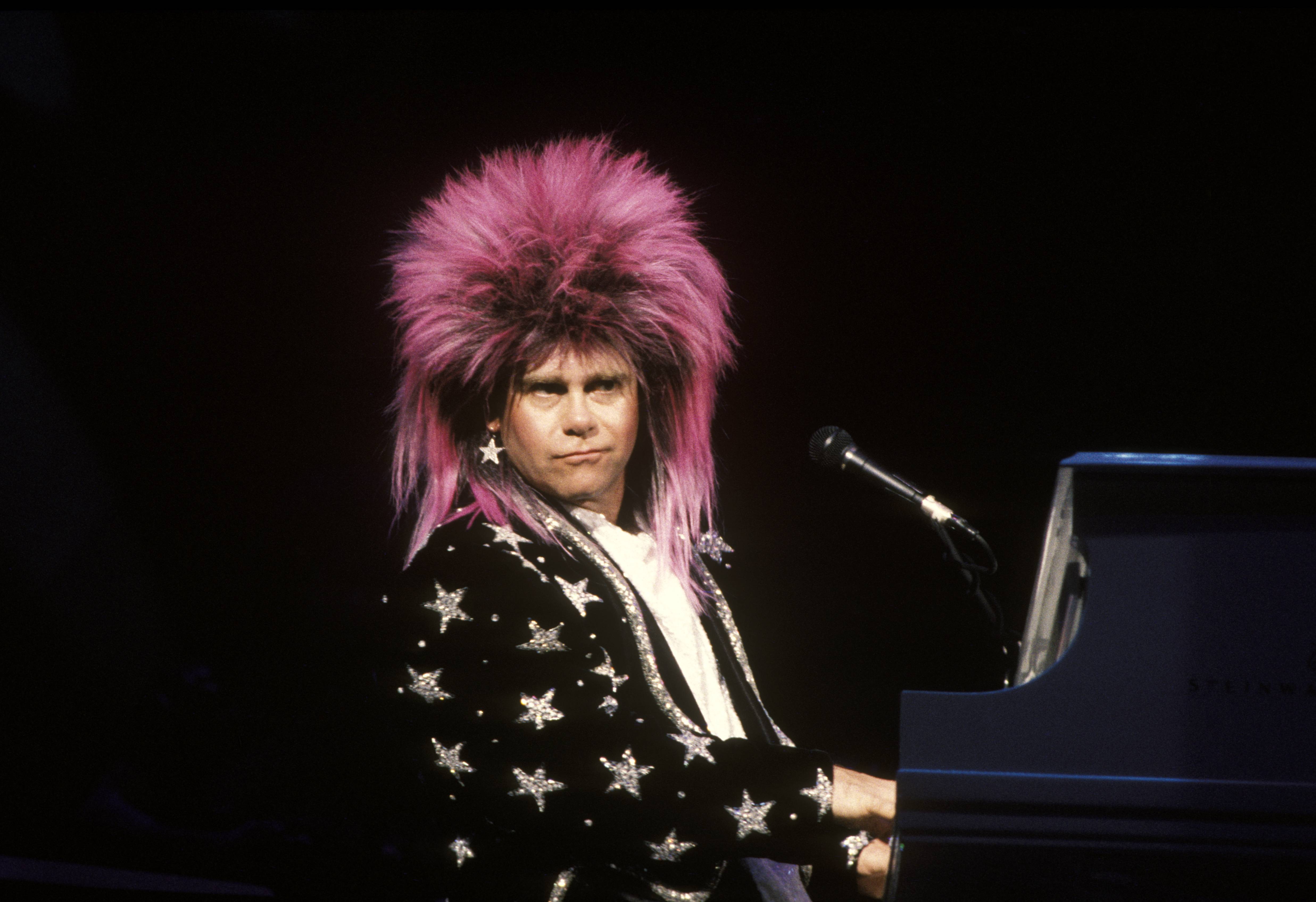 Elton John actuando en el Sydney Entertainment Centre el 1 de diciembre de 1998, en Australia | Fuente: Getty Images