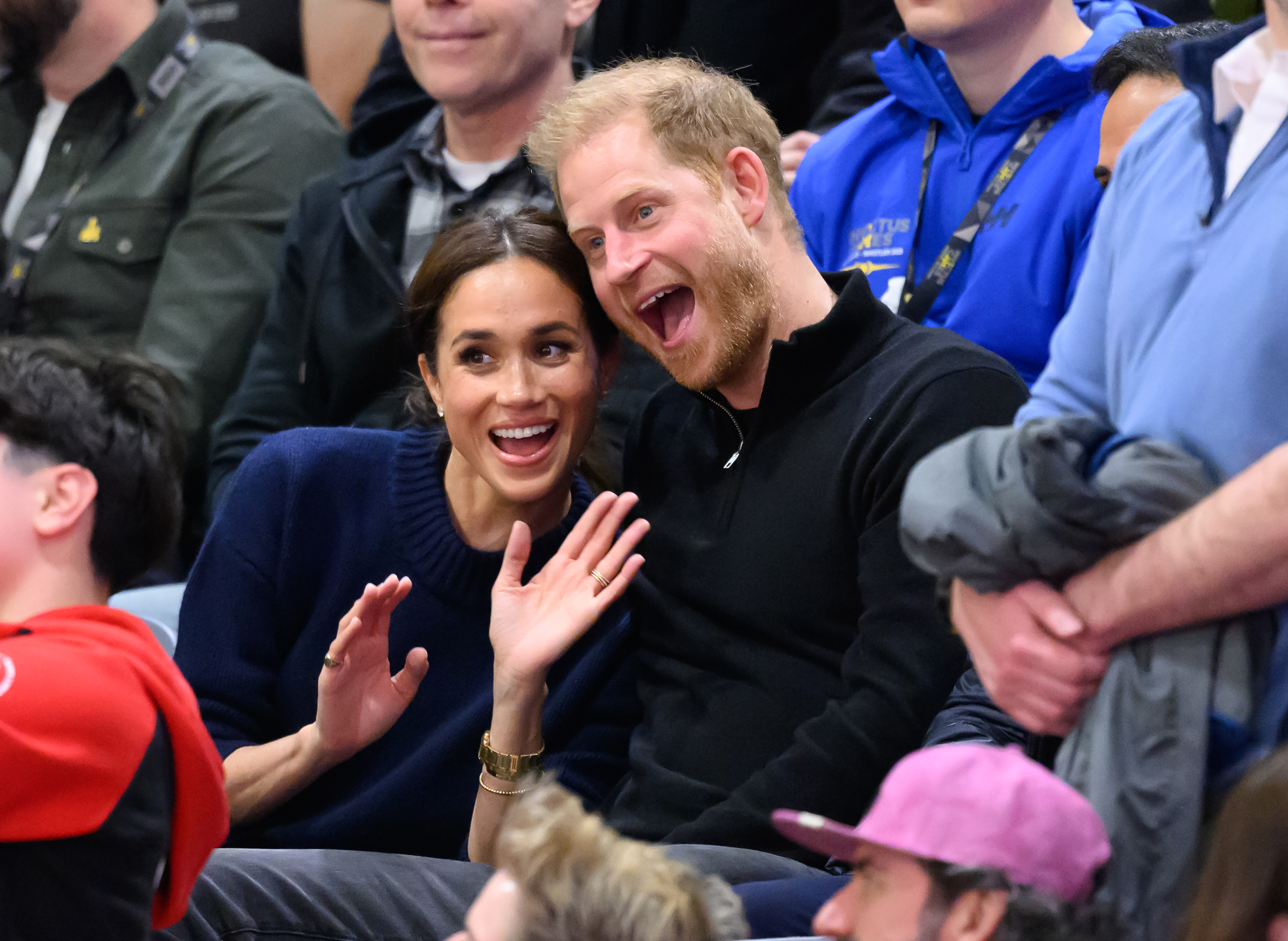 Meghan, duquesa de Sussex, y el príncipe Harry, duque de Sussex, asisten a la prueba de baloncesto en silla de ruedas durante el primer día de los Juegos Invictus 2025, el 9 de febrero de 2025 | Fuente: Getty Images