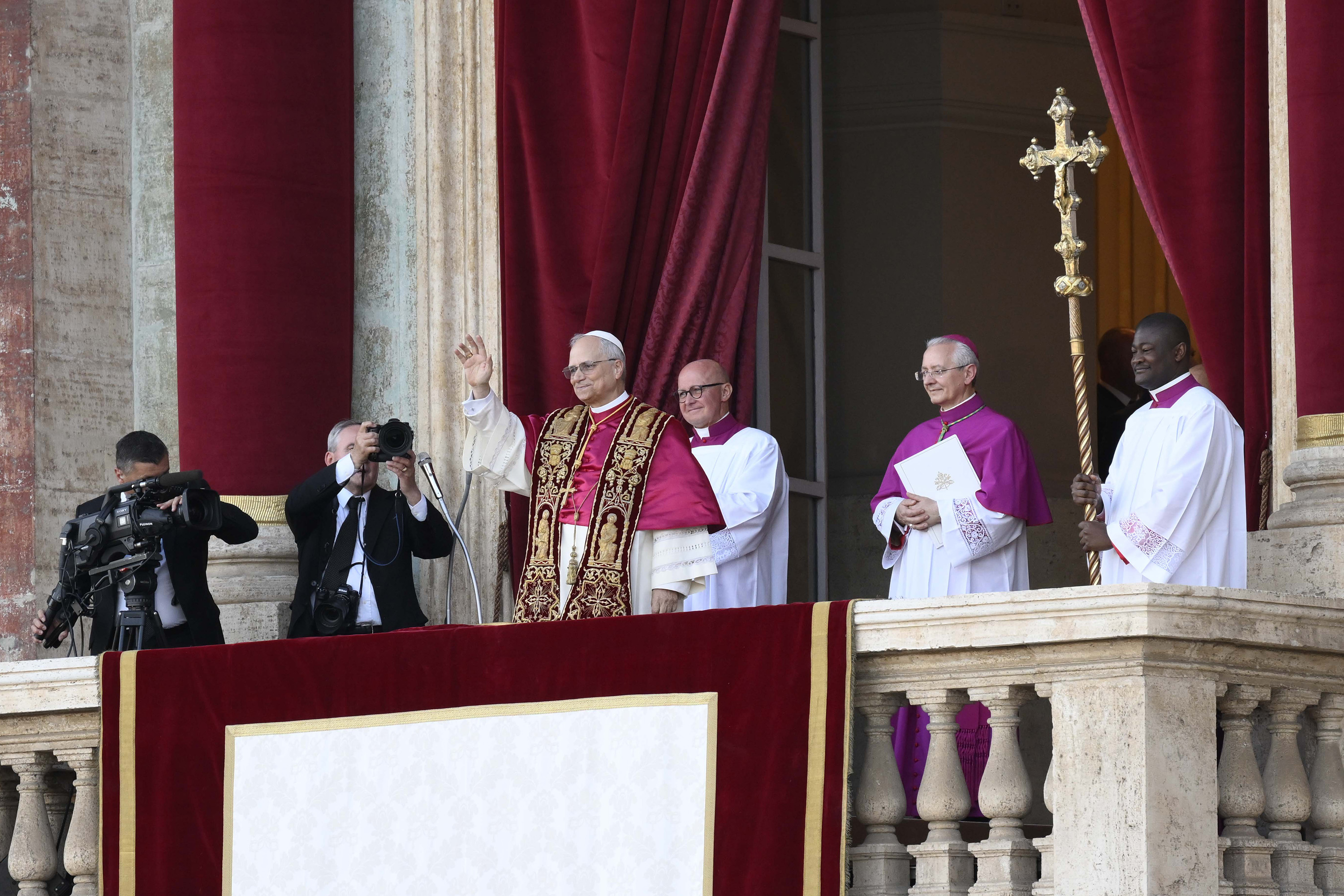 El recién elegido papa León XIV, el cardenal Robert Francis Prevost, saluda a los fieles mientras aparece desde la Logia Central de la Plaza de San Pedro el 08 de mayo de 2025 en la Ciudad del Vaticano, Vaticano. | Fuente: Getty Images