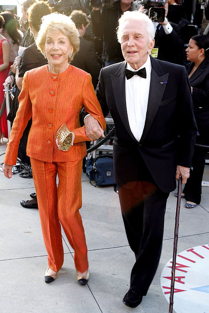 Kirk y Diana Douglas en Mortons el 27 de febrero de 2005 en West Hollywood, California | Imagen: Getty Images
