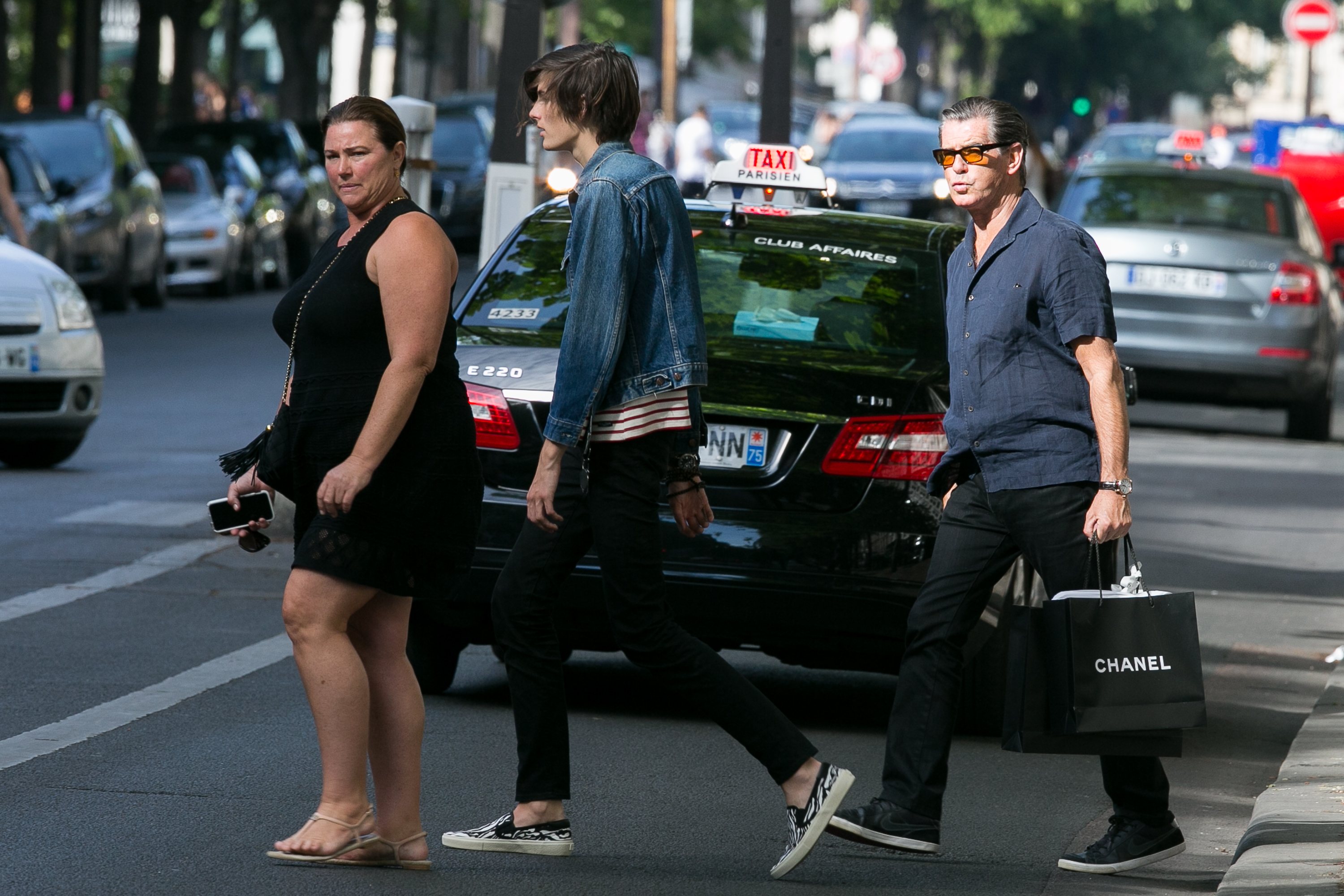 Pierce Brosnan, Keely Shaye Smith y Dylan Brosnan en la avenida Montaigne, el 27 de junio de 2015 en París, Francia. | Foto: Getty Images