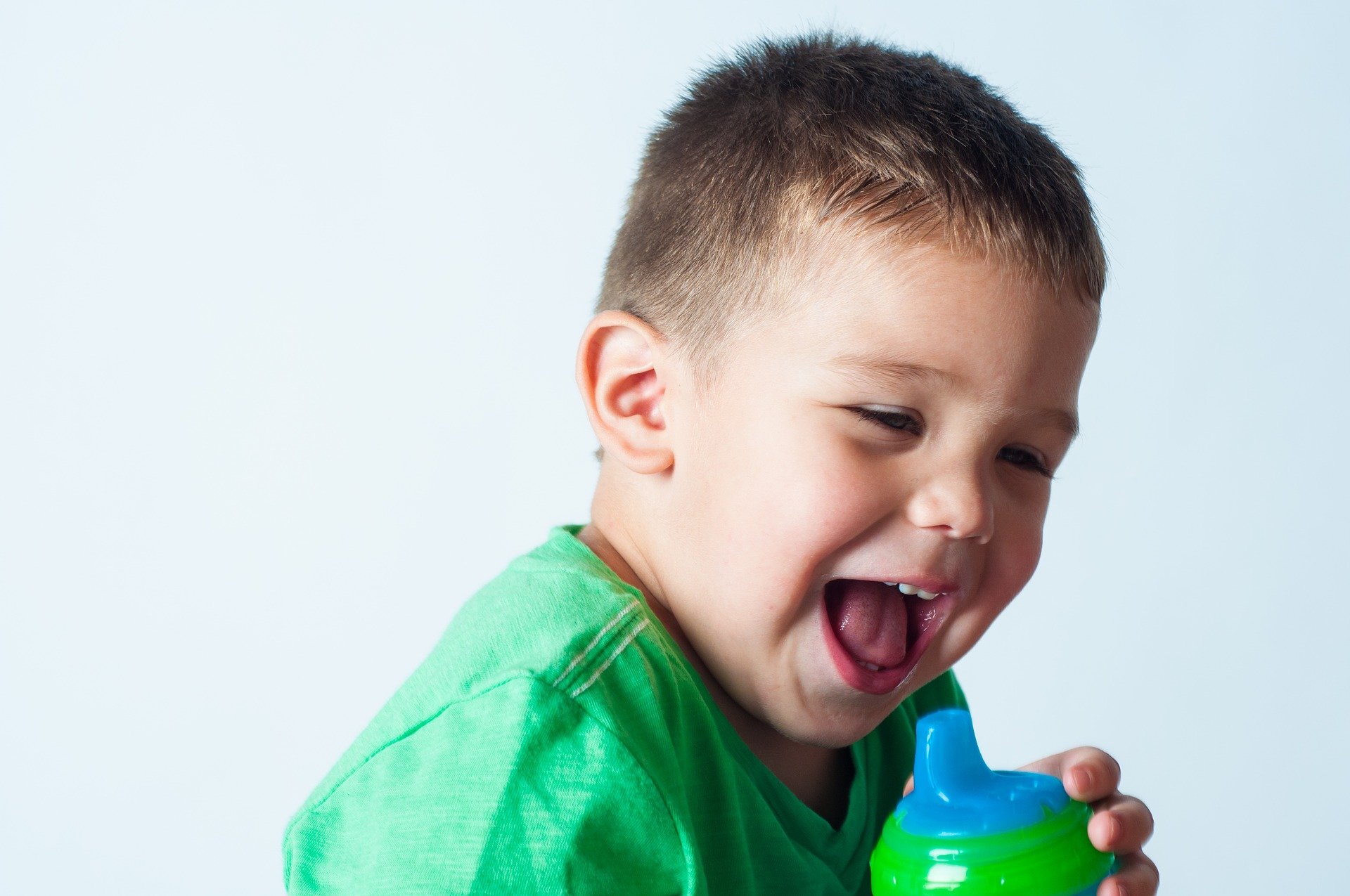 Niño sonríe con taza en la mano. | Foto: Pixabay