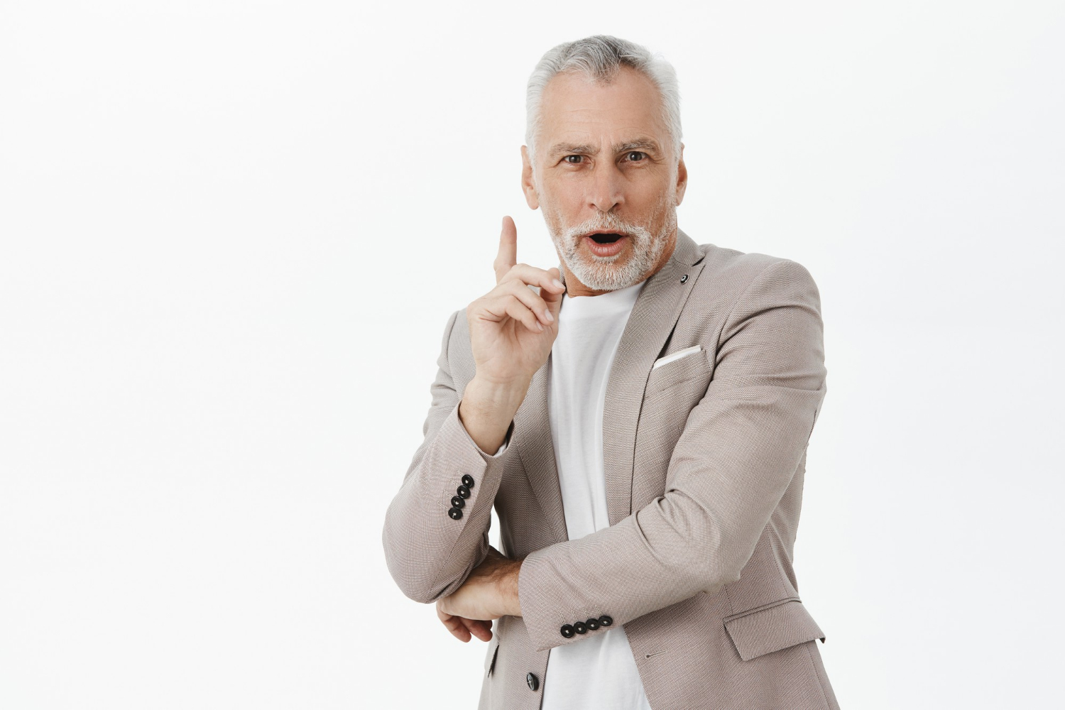 Un uomo anziano che alza il dito | Fonte: Freepik