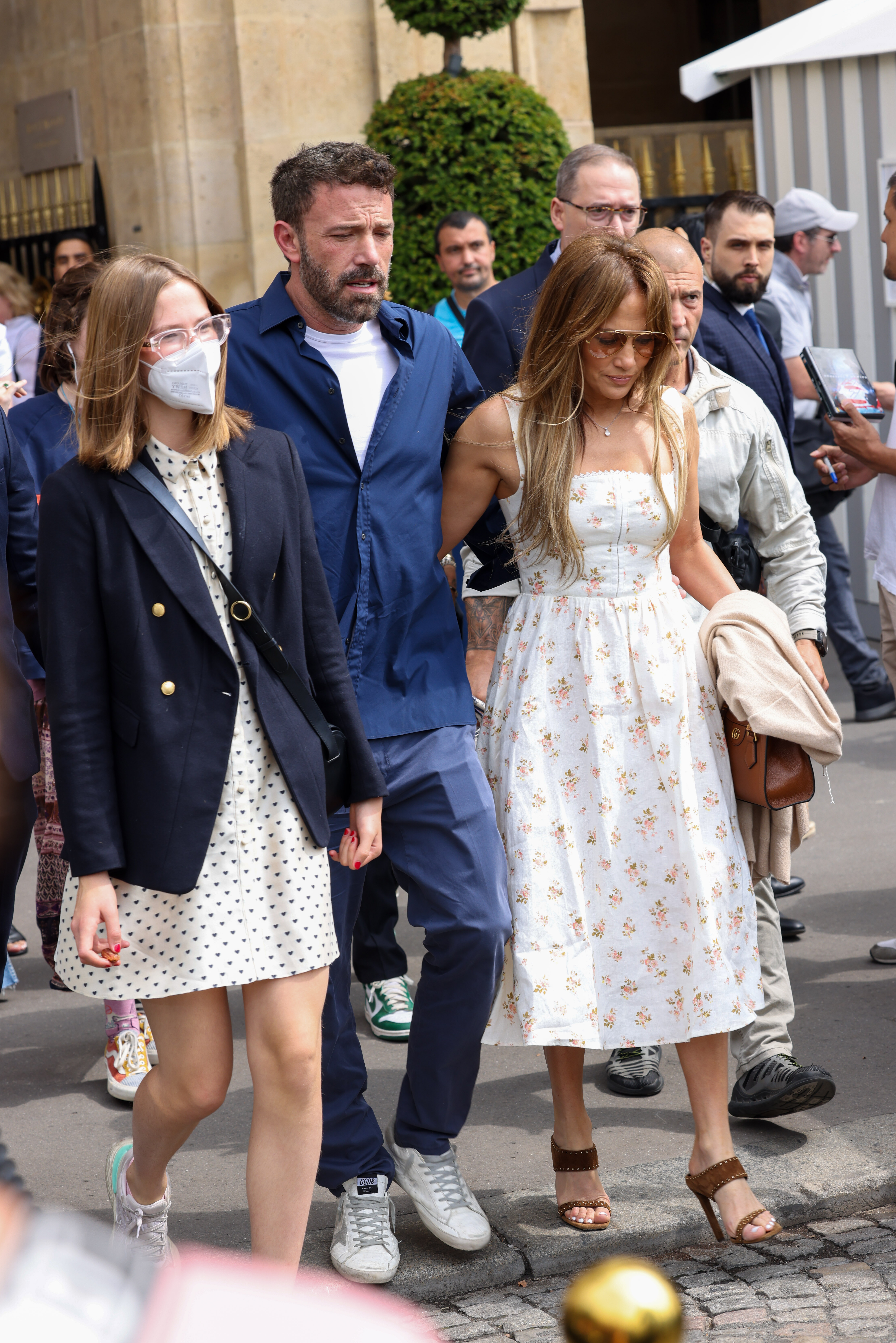 Violet y Ben Affleck con Jennifer Lopez en París, Francia, el 23 de julio de 2022 | Fuente: Getty Images