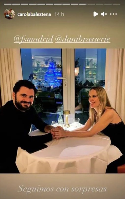 Carola Baleztena y Emiliano Suárez sentados tomados de la mano en una velada romántica, durante la noche de bodas, en el hotel Four Seasons de Madrid. | Foto: Captura de instagram/emilianosuarezpascual