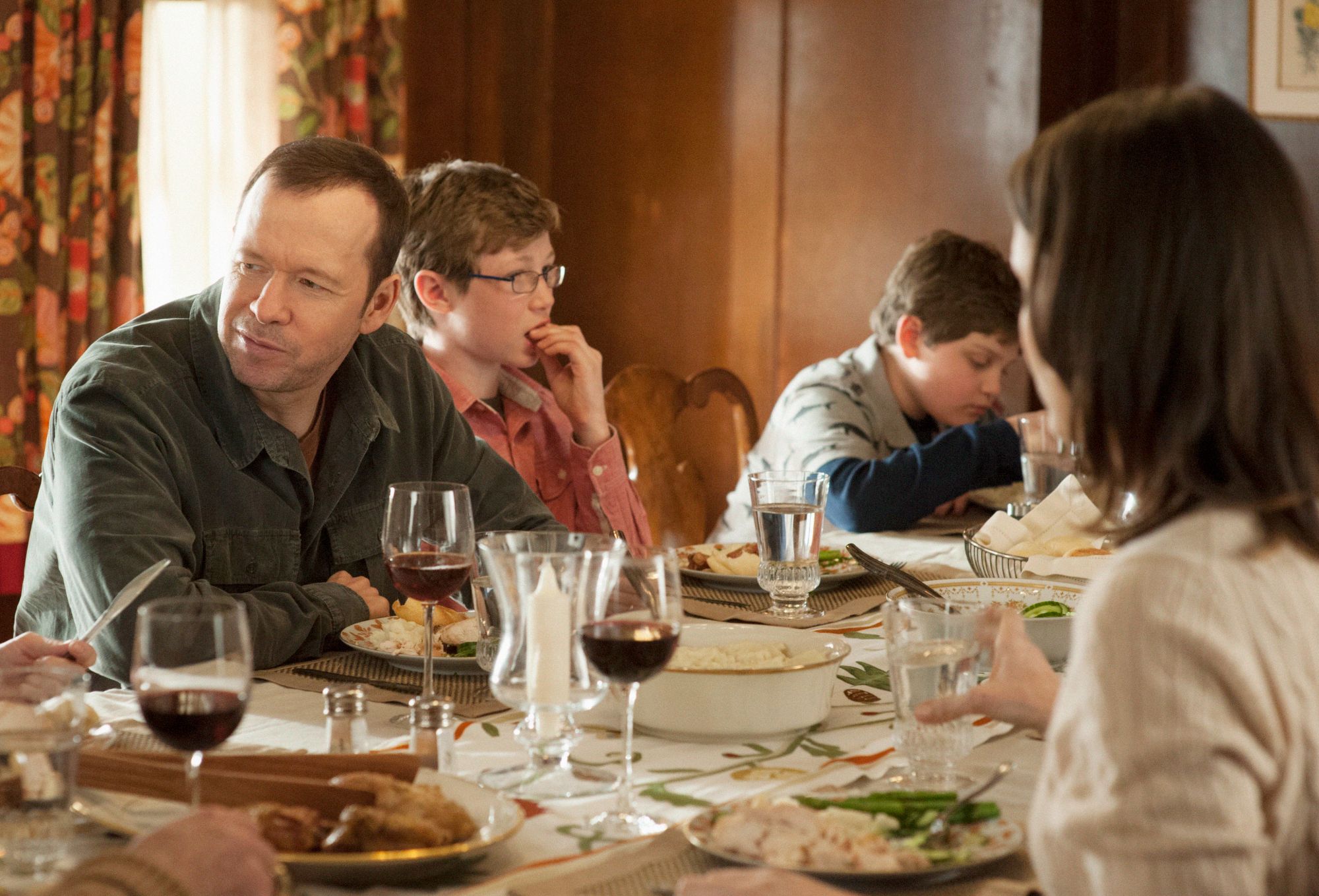 Una familia cenando | Foto: Getty Images