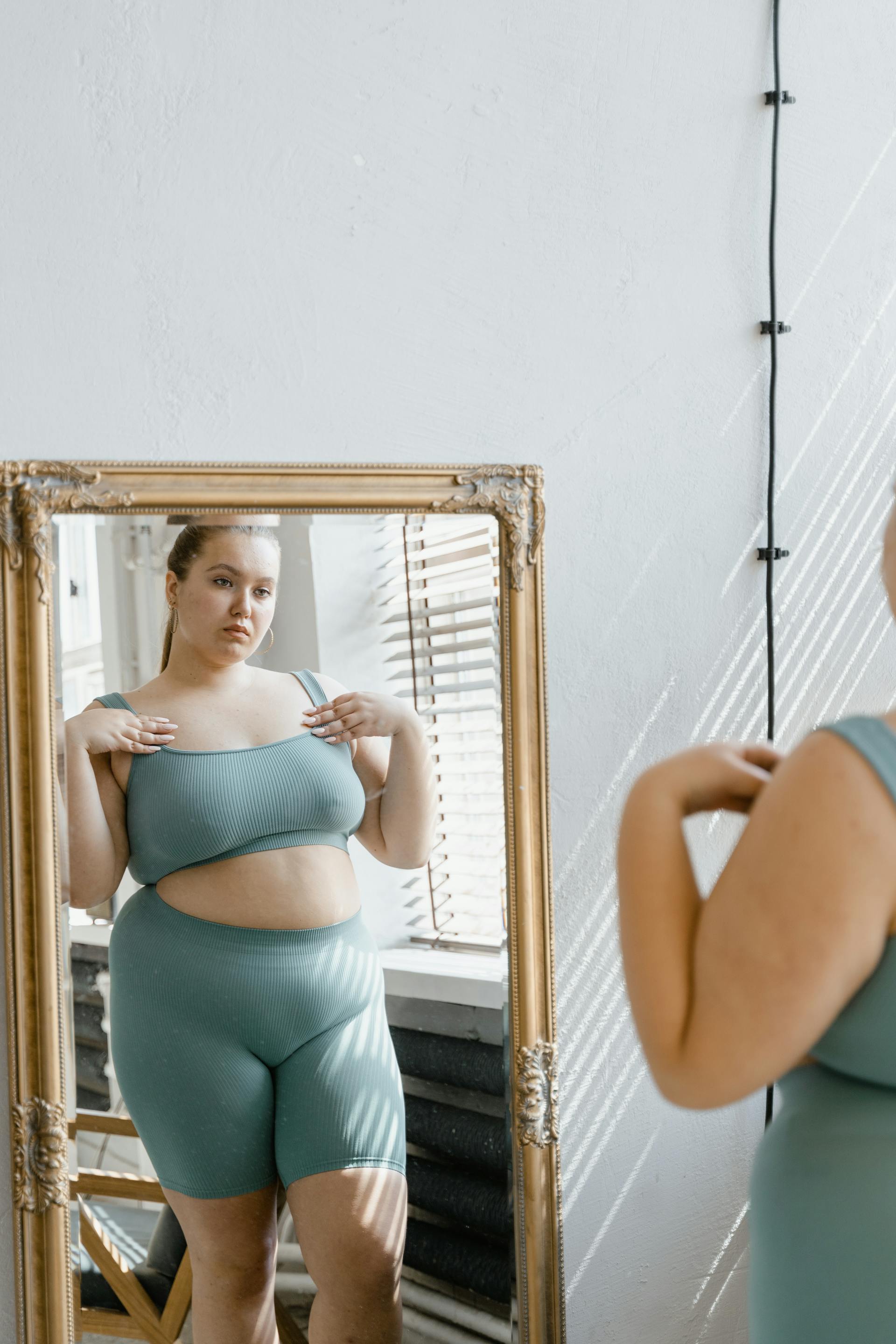 Una mujer mirándose al espejo | Fuente: Pexels