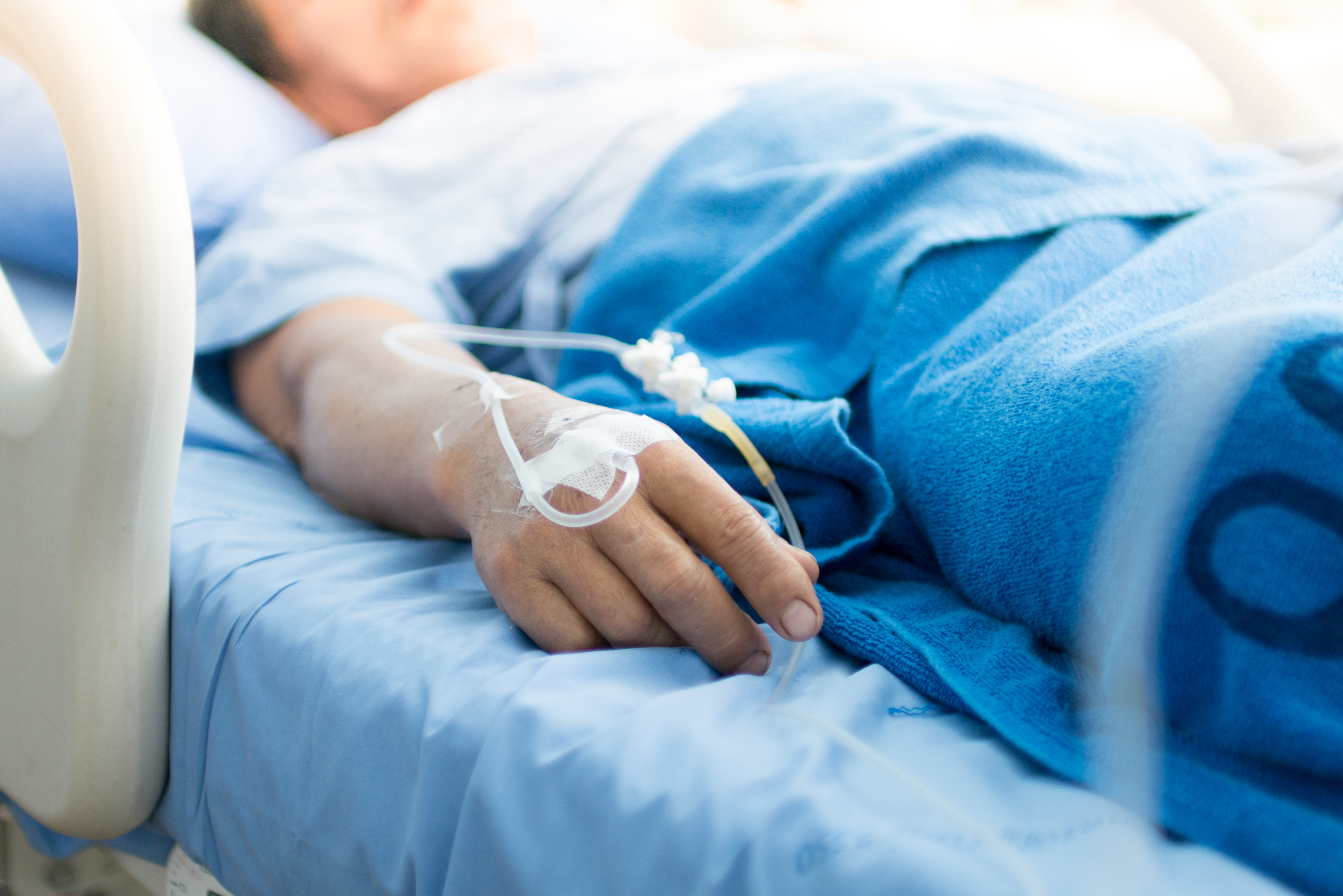 Un paciente enfermo en una cama de hospital | Fuente: Shutterstock