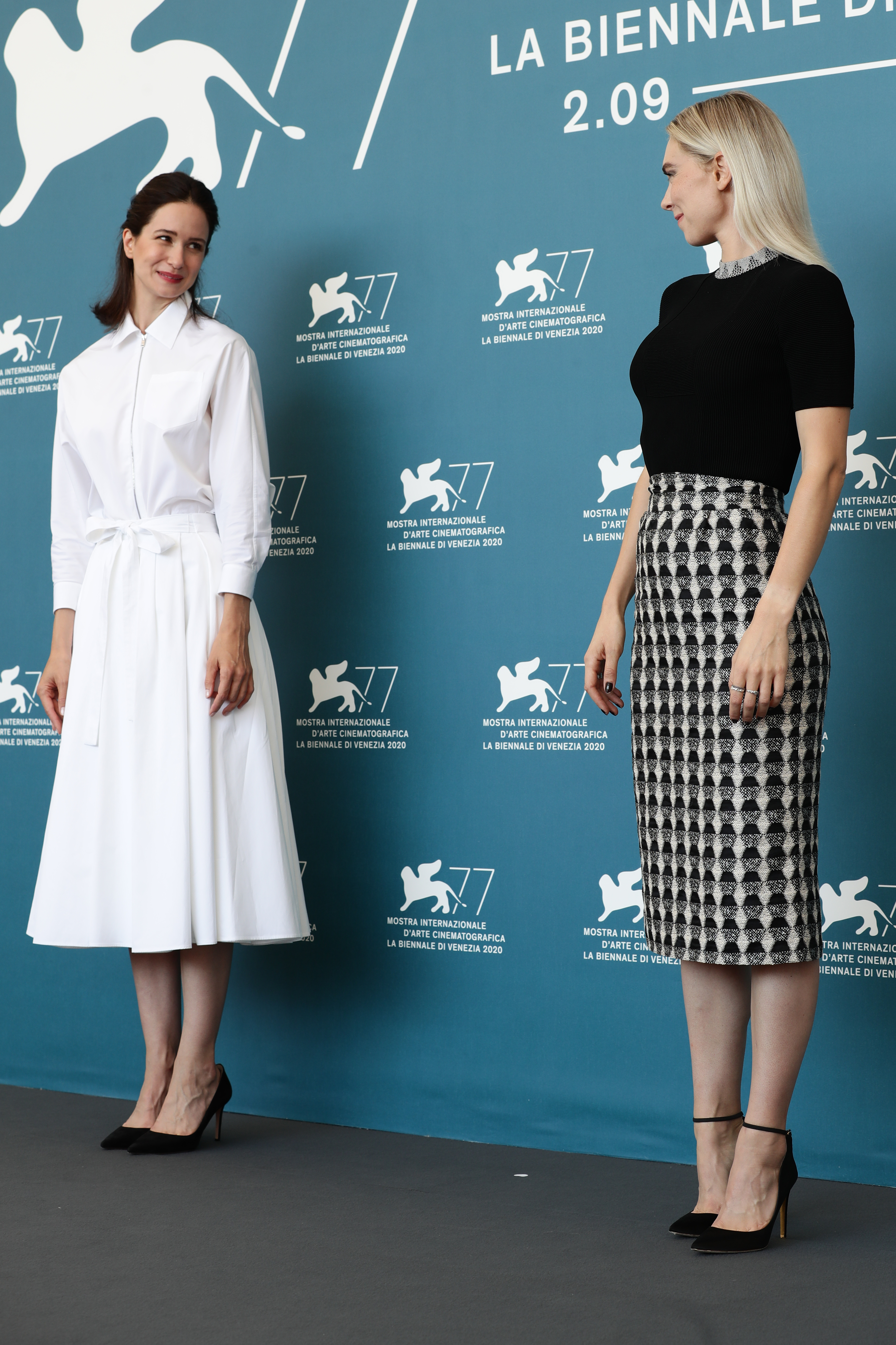 (De izquierda a derecha) Katherine Waterston y Vanessa Kirby aparecen en el photocall de la película "The World To Come" en el 77º Festival de Cine de Venecia, el 6 de septiembre de 2020, en Venecia, Italia. | Foto: Getty Images