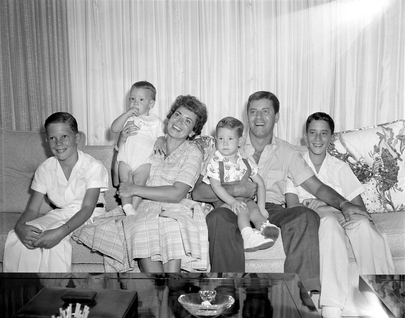 Jerry Lewis, Patti Palmer y cuatro de sus hijos en California. Septiembre de 1958. | Foto: Getty Images