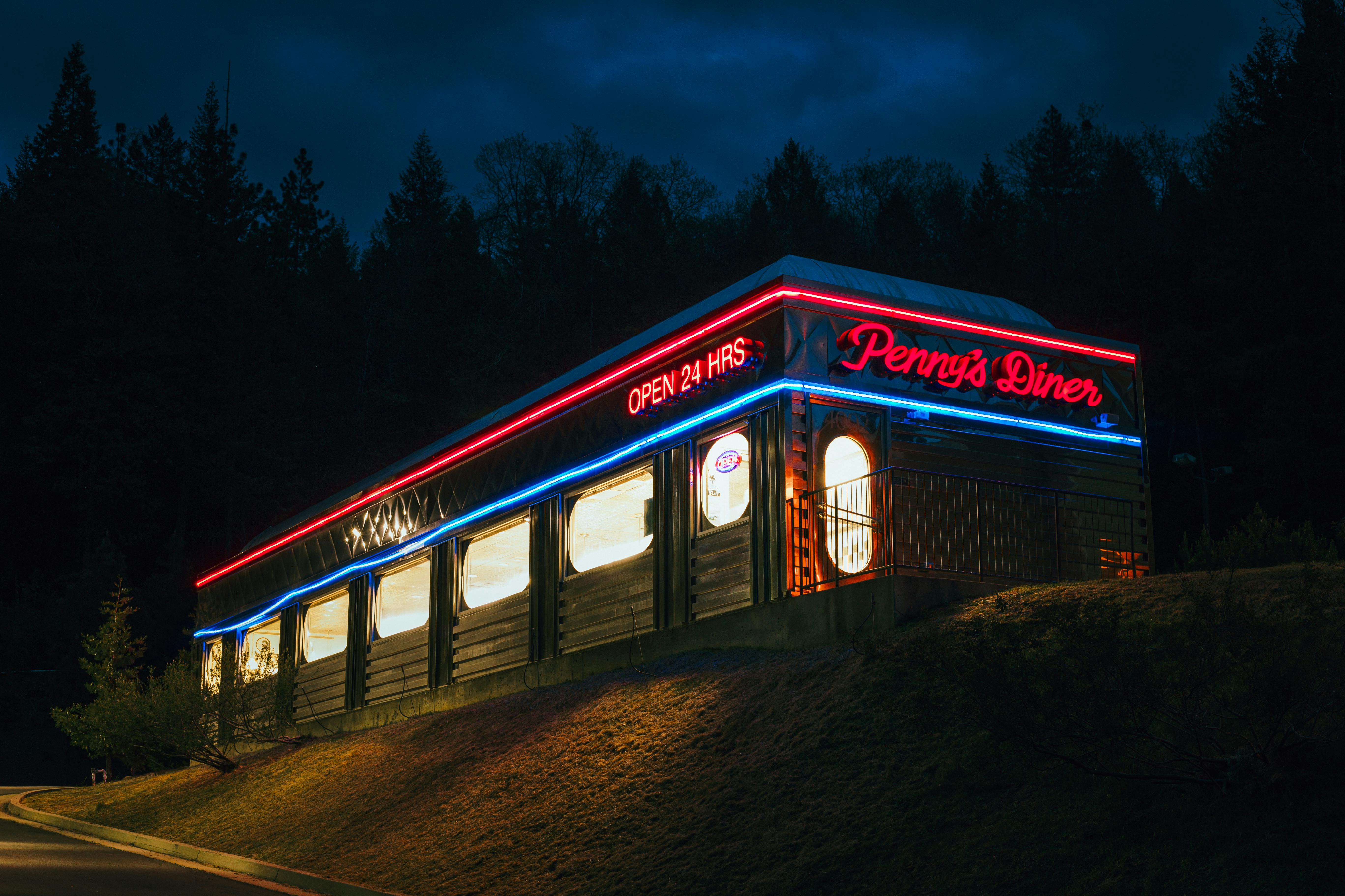 El exterior de una cafetería 24 horas de noche | Fuente: Pexels