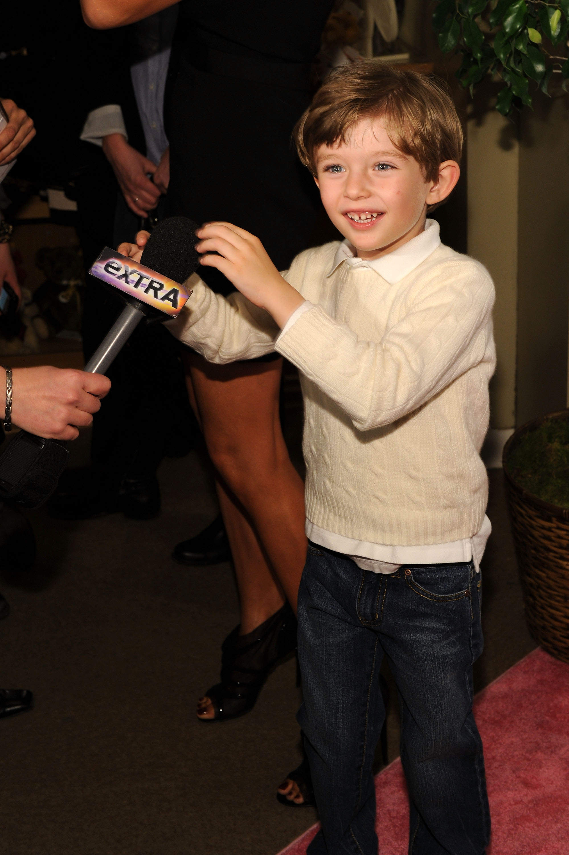 Barron Trump en el 19º Bunny Hop anual organizado por el Comité de Asociados de la Sociedad del Memorial Sloan-Kettering Cancer Center en FAO Schwarz el 9 de marzo de 2010, en Nueva York. | Fuente: Getty Images