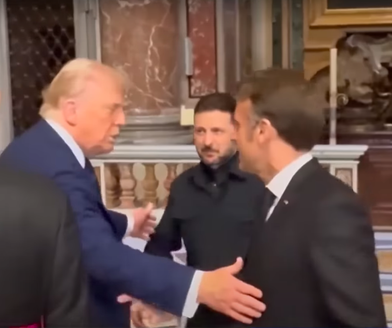 El presidente estadounidense Donald Trump hablando con el presidente ucraniano Volodymyr Zelenskyy y el presidente francés Emmanuel Macron en el funeral del papa Francisco, publicado el 27 de abril de 2025. | Fuente: YouTube/KTLA 5