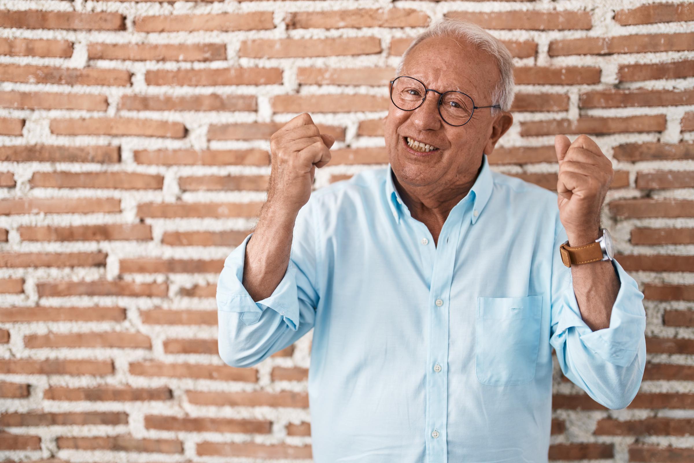 Un hombre feliz animando a alguien | Fuente: Freepik