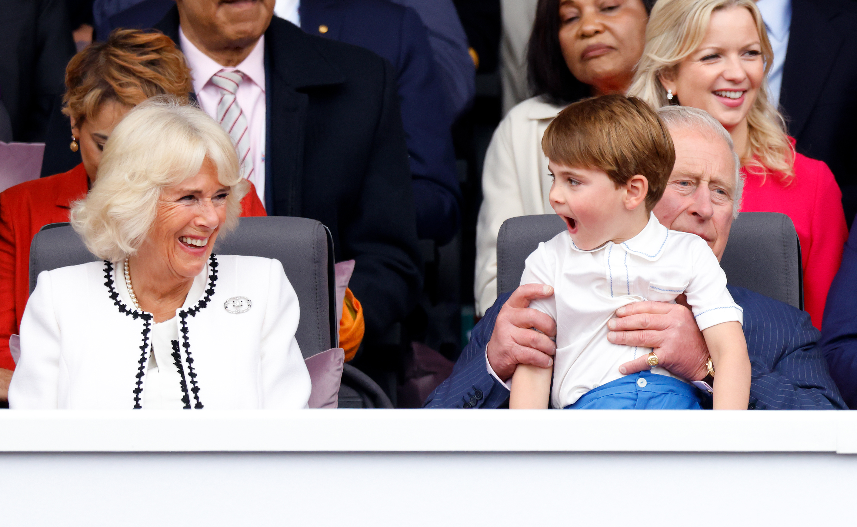 Camilla, duquesa de Cornualles, el príncipe Charles, príncipe de Gales, y el príncipe Louis de Cambridge asisten al Desfile de Platino en Londres, Inglaterra, el 5 de junio de 2022. | Fuente: Getty Images