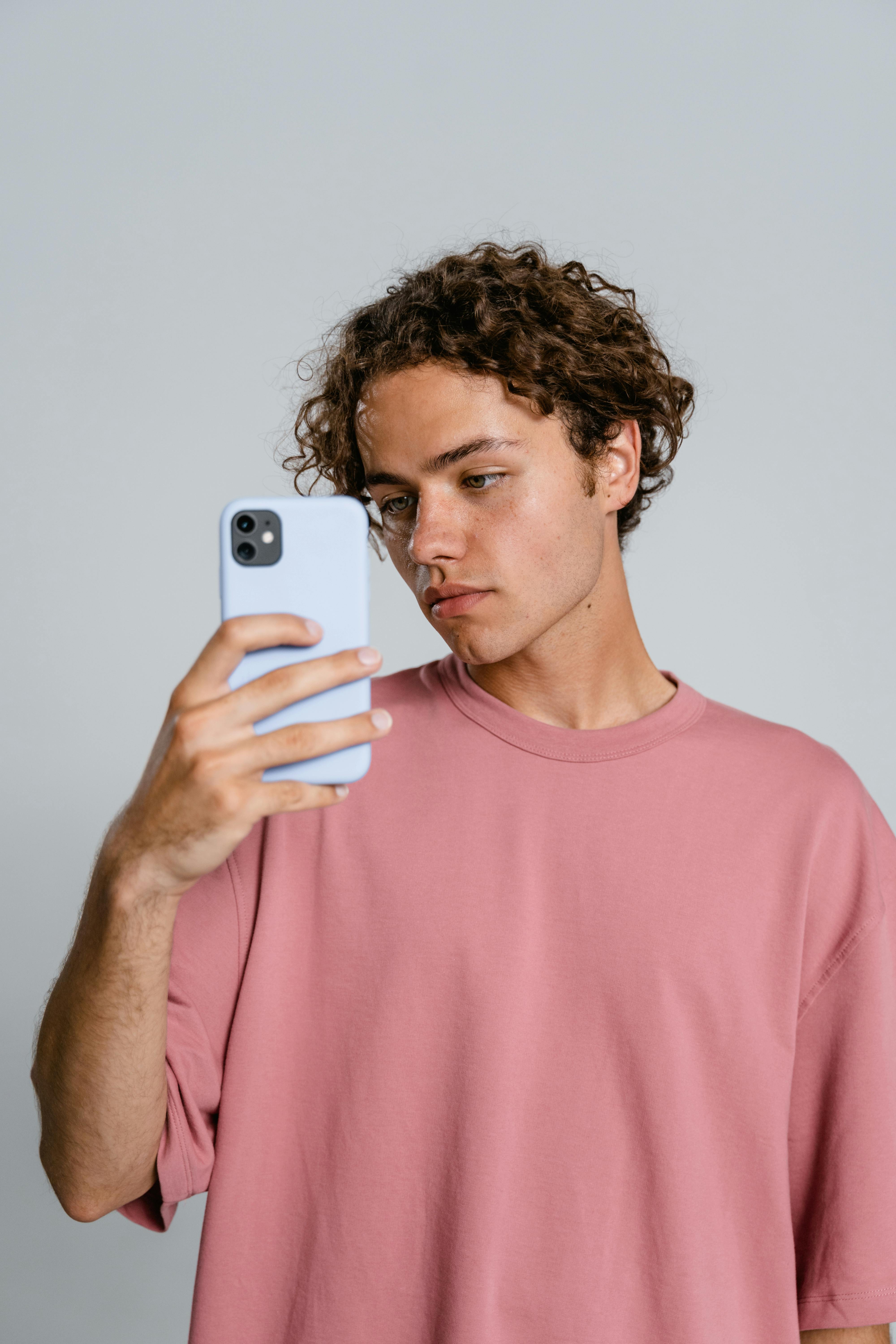 Un adolescente con su teléfono | Fuente: Pexels