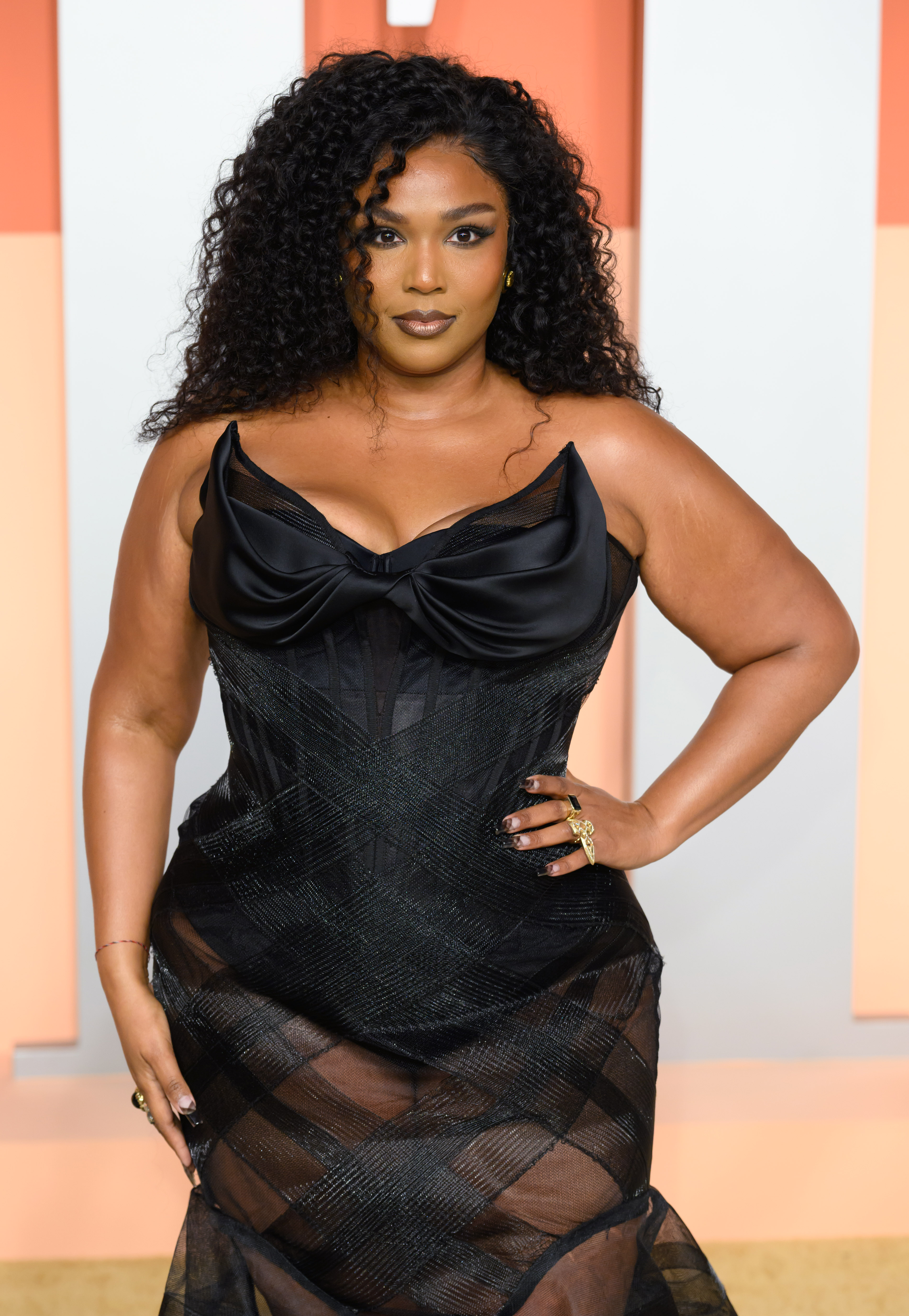 Lizzo posa en la fiesta de los Oscar de Vanity Fair el 2 de marzo de 2025, en Beverly Hills, California. | Fuente: Getty Images