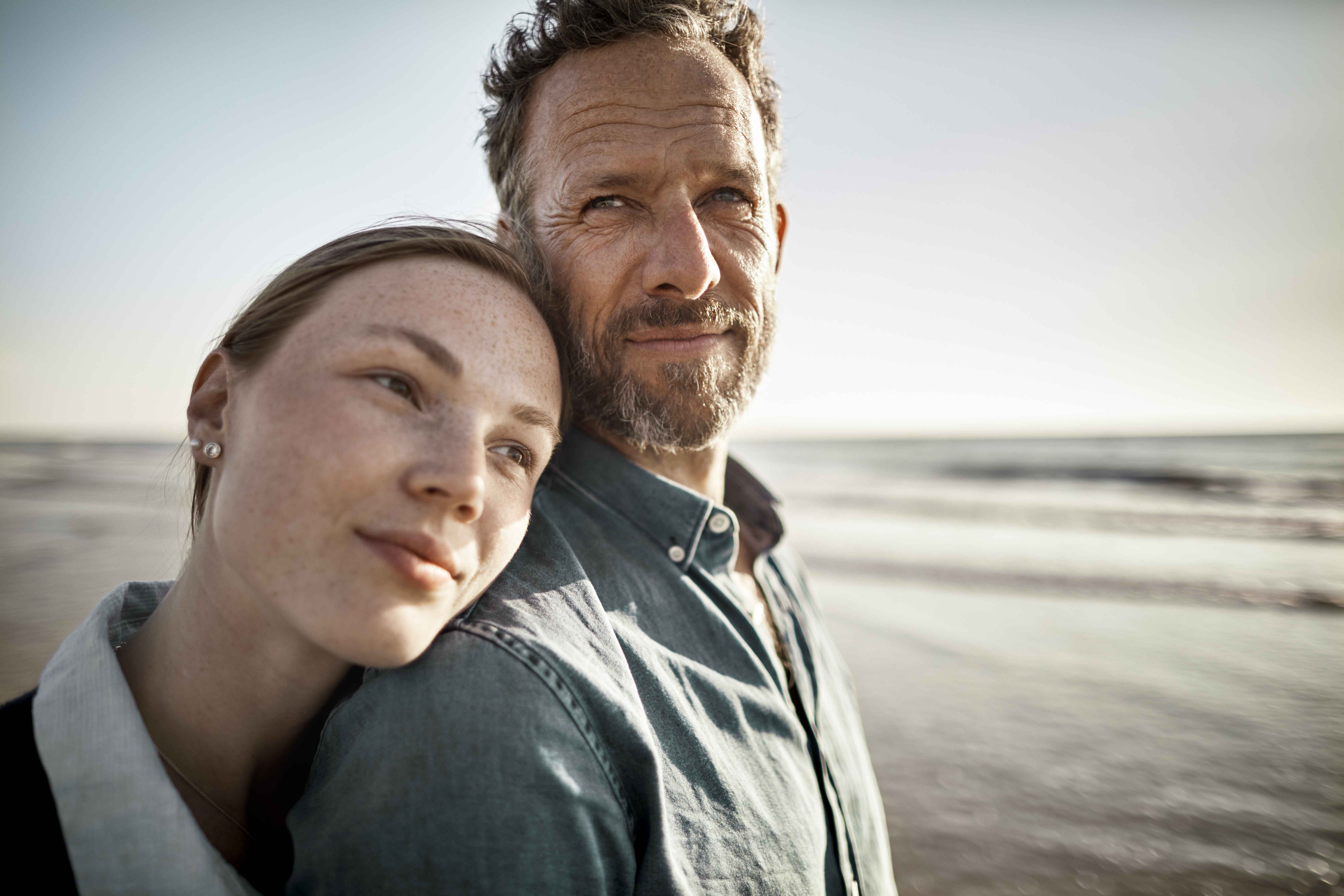 Retrato de hombre y mujer joven junto al mar | Foto: Getty Images