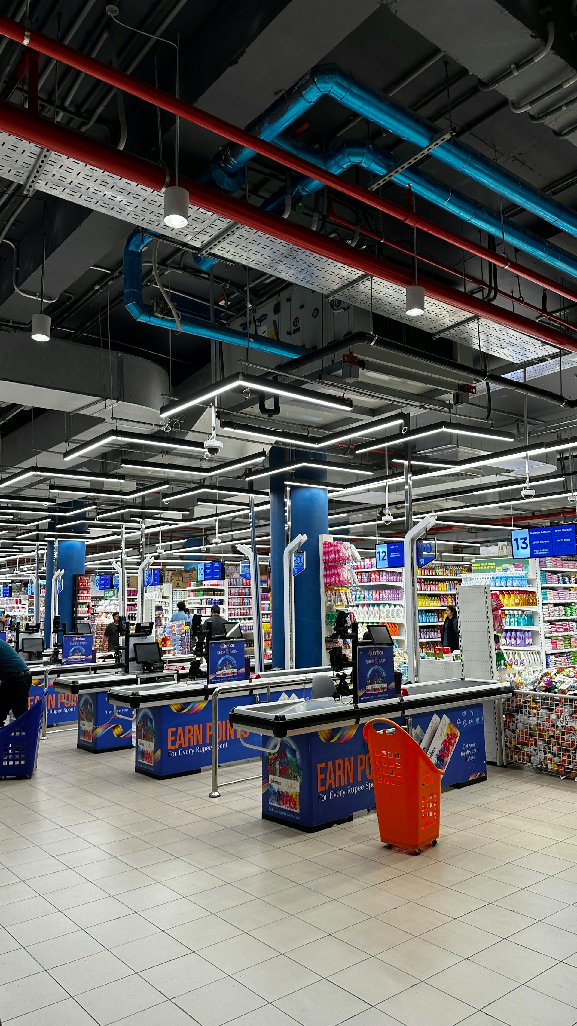 Cajas en un supermercado | Fuente: Pexels