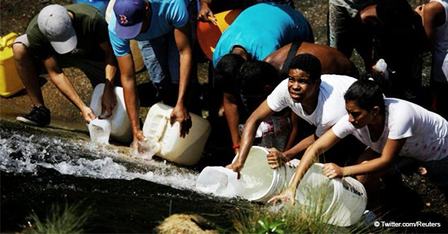 Venezolanos desesperados se ven obligados a recoger agua para salvarse a sí mismos y a sus hijos