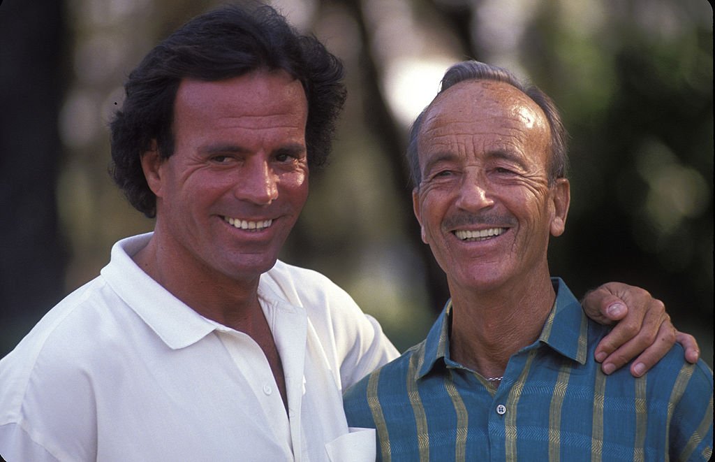  Julio Iglesias con su padre, Julio Iglesias Puga,1988. | Foto: Getty Images