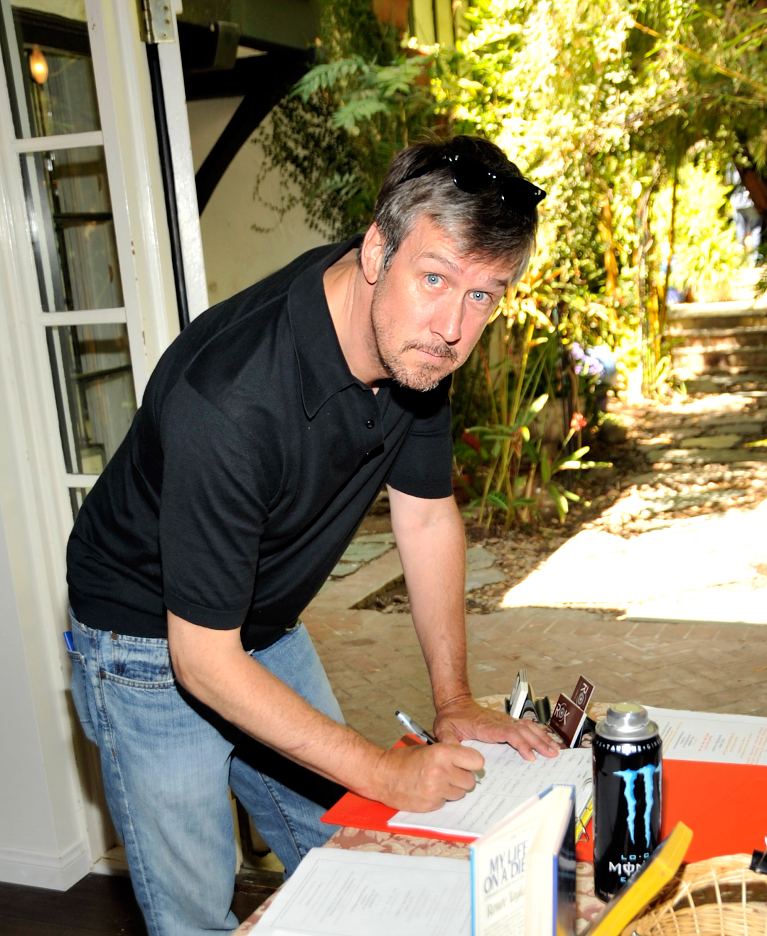 Alan Ruck asiste al almuerzo "Meet The Candidates" en casa de los miembros del SAG Joe Bologna y Renee Taylor en Beverly Hills, California, el 26 de julio de 2009 | Fuente: Getty Images