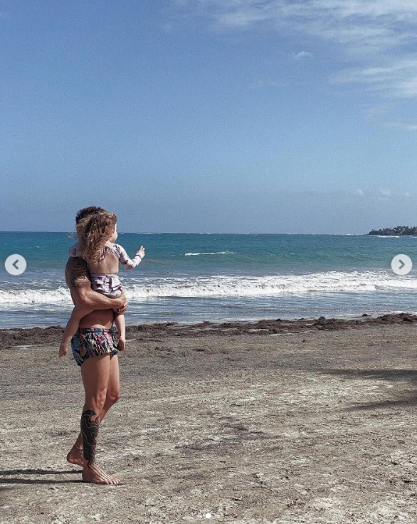 Ricky Martin y Lucia Martin-Yosef estrechando lazos en una playa de Puerto Rico en un post subido el 25 de diciembre de 2021 | Fuente: Instagram/ricky_martin