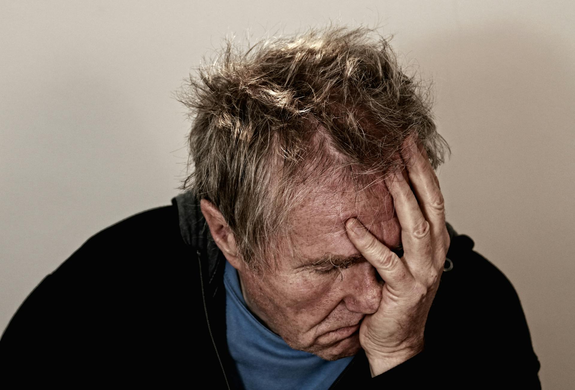 Un hombre mayor deprimido | Fuente: Pexels