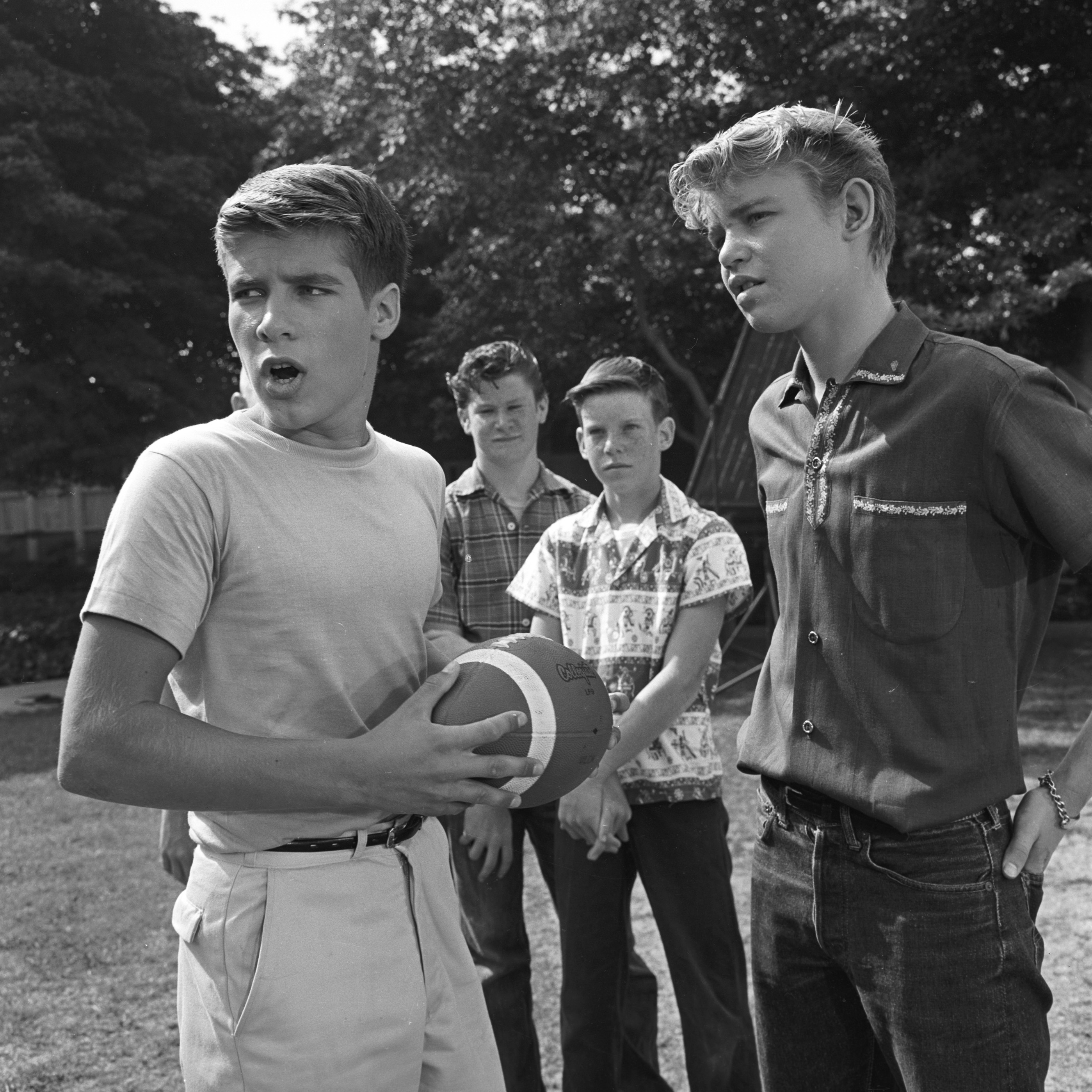 Don Grady y extras en el plató de "My Three Sons", 1960 | Fuente: Getty Images