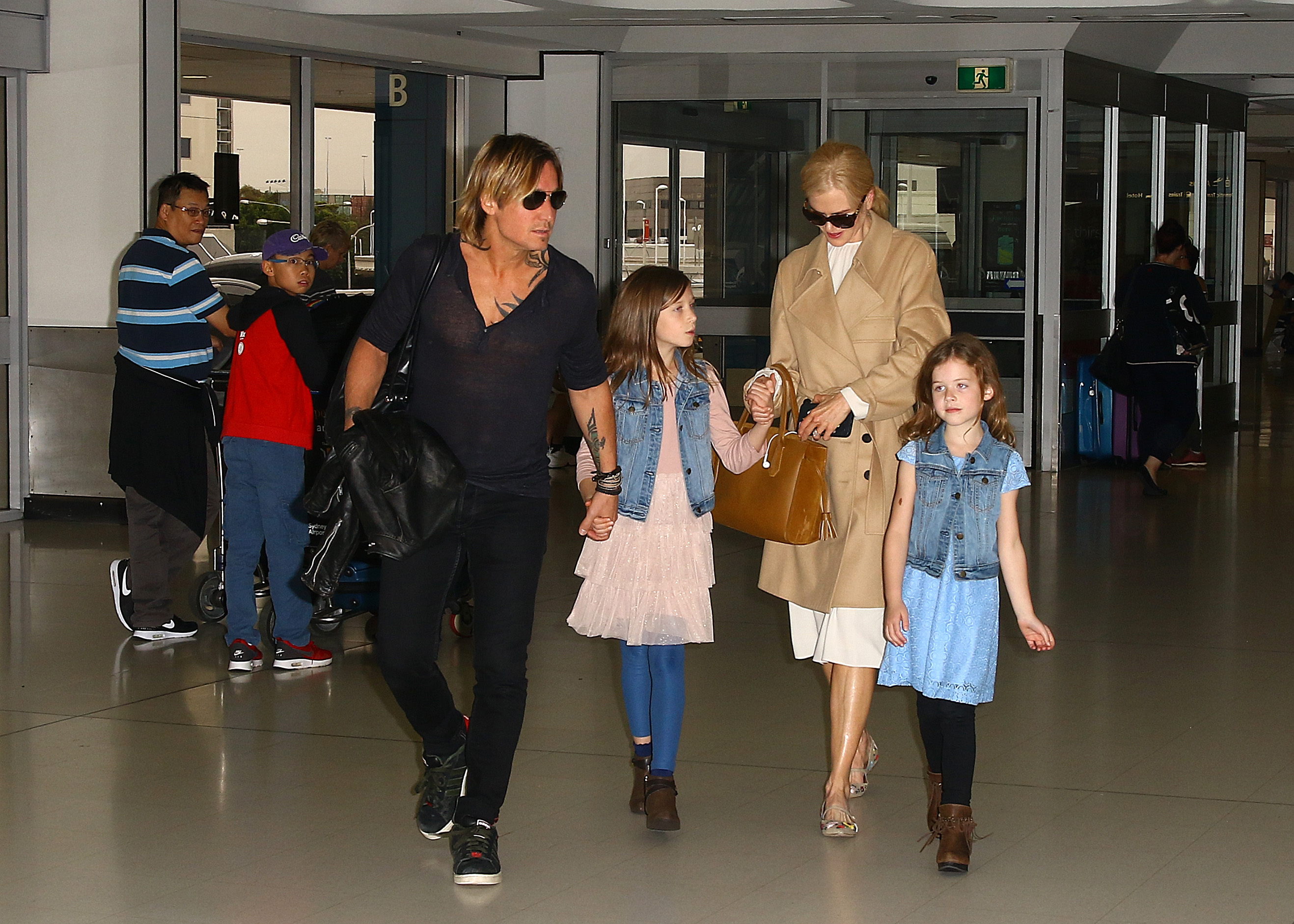 Nicole Kidman y Keith Urban llegan al aeropuerto de Sídney con sus hijas Sunday Rose, de ocho años, y Faith Margaret, de seis, en marzo de 2017. Las dos niñas nacieron en Nashville, Tennessee, donde la familia tenía su residencia habitual. | Fuente: Getty Images