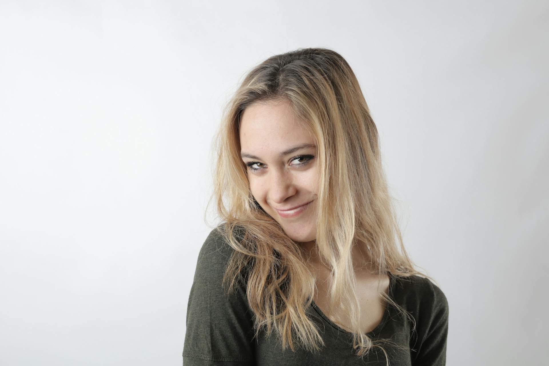 Una mujer sonriendo pícaramente | Fuente: Pexels