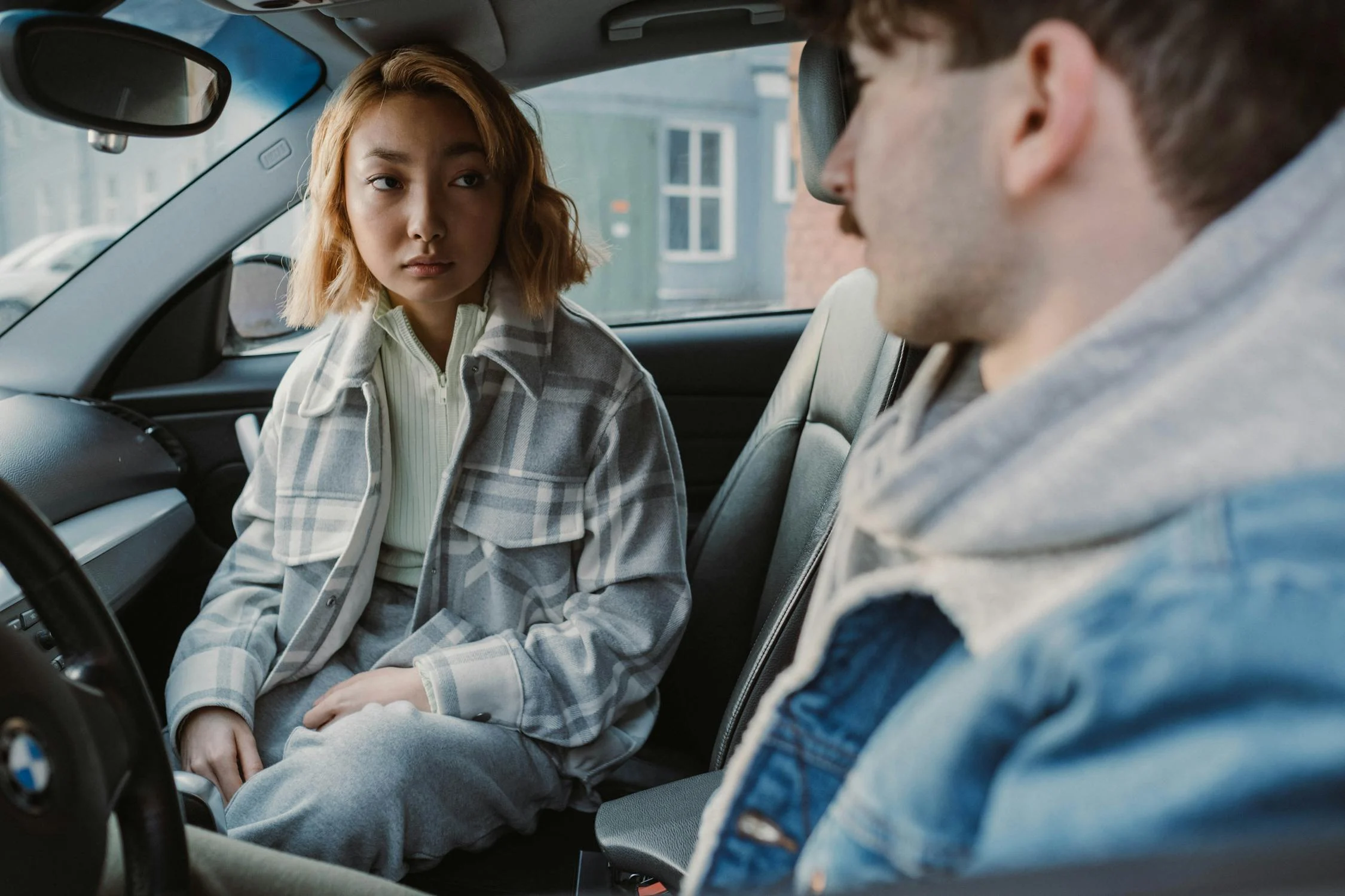 Una pareja en un automóvil | Fuente: Pexels