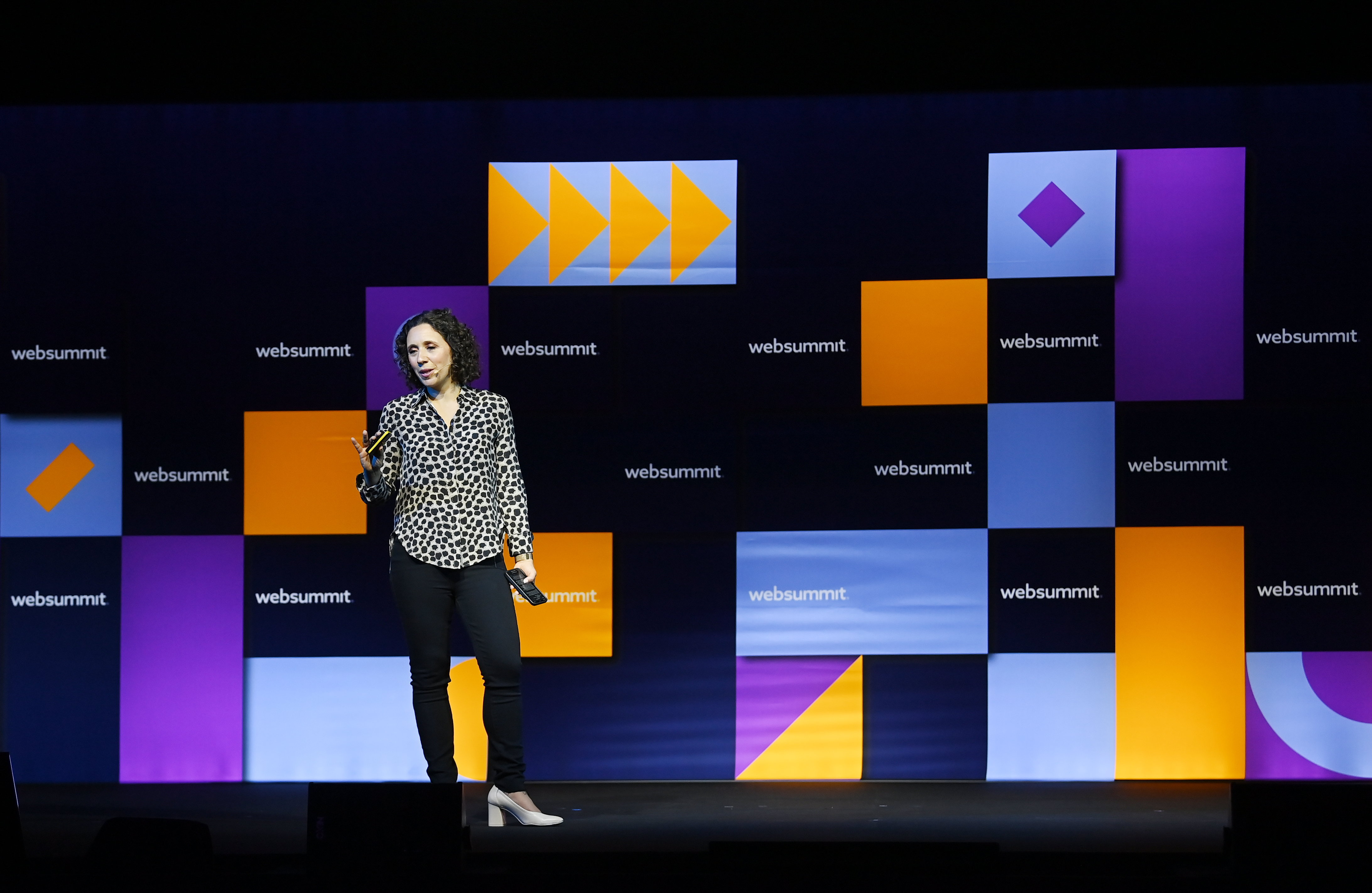 Julie Pace en el escenario de la cumbre. | Fuente: Getty Images