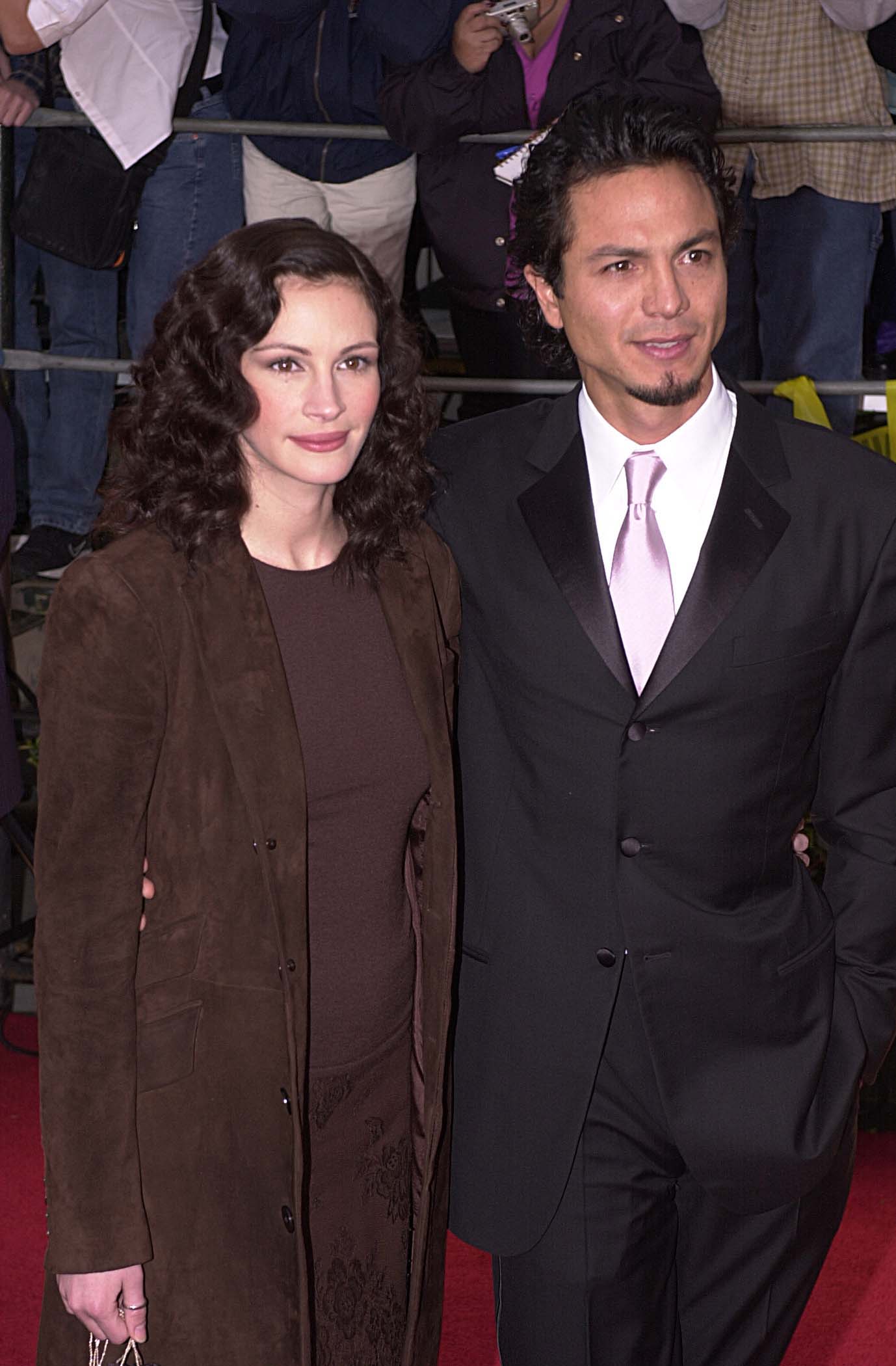 Julia Roberts y Benjamin Bratt en los Premios del Sindicato de Actores en Los Ángeles, California, en 2001. | Fuente: Getty Images