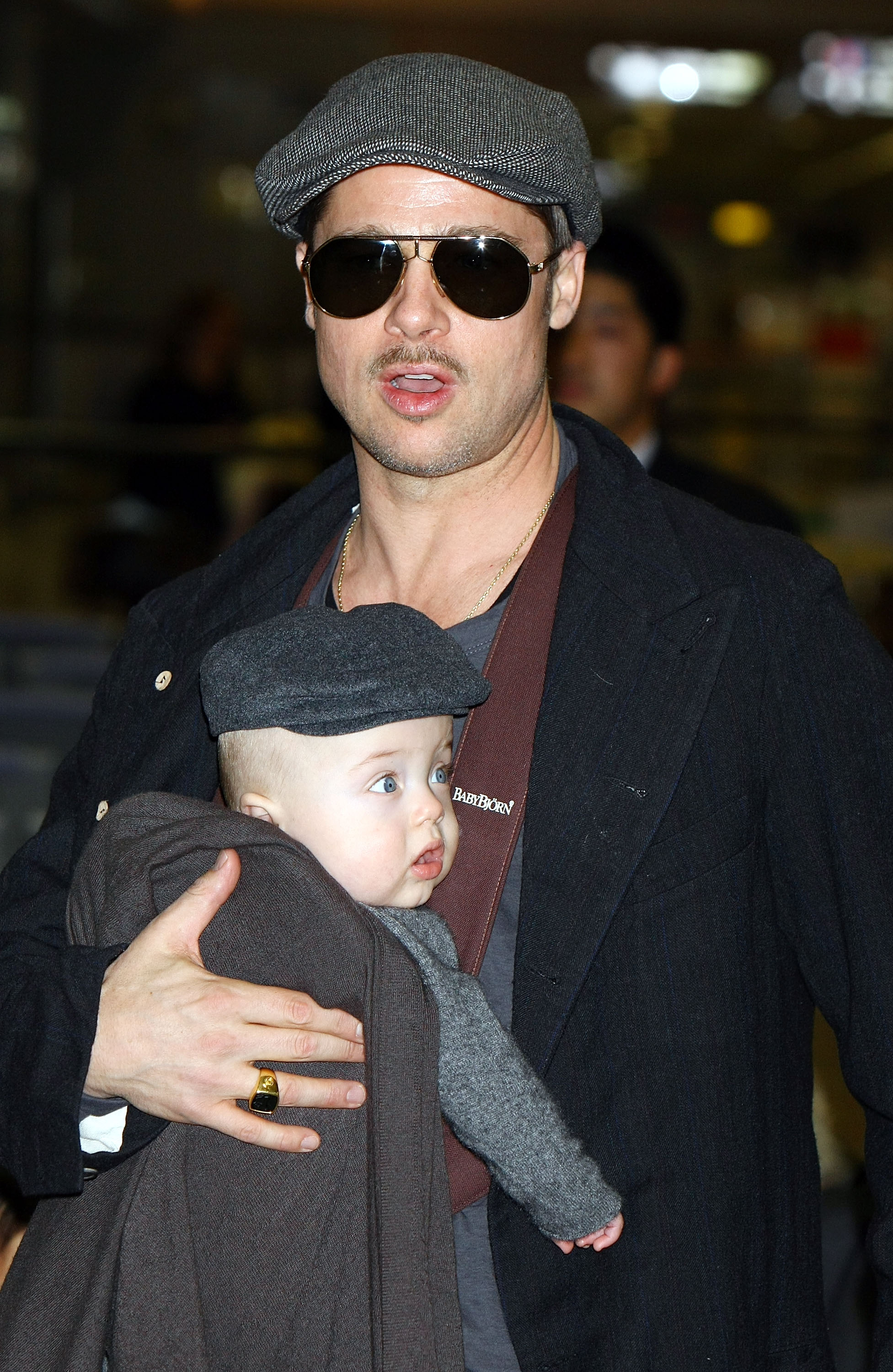 Brad Pitt y Knox Jolie-Pitt fotografiados en el Aeropuerto Internacional de Narita el 27 de enero de 2009, en Narita, Chiba, Japón. | Fuente: Getty Images