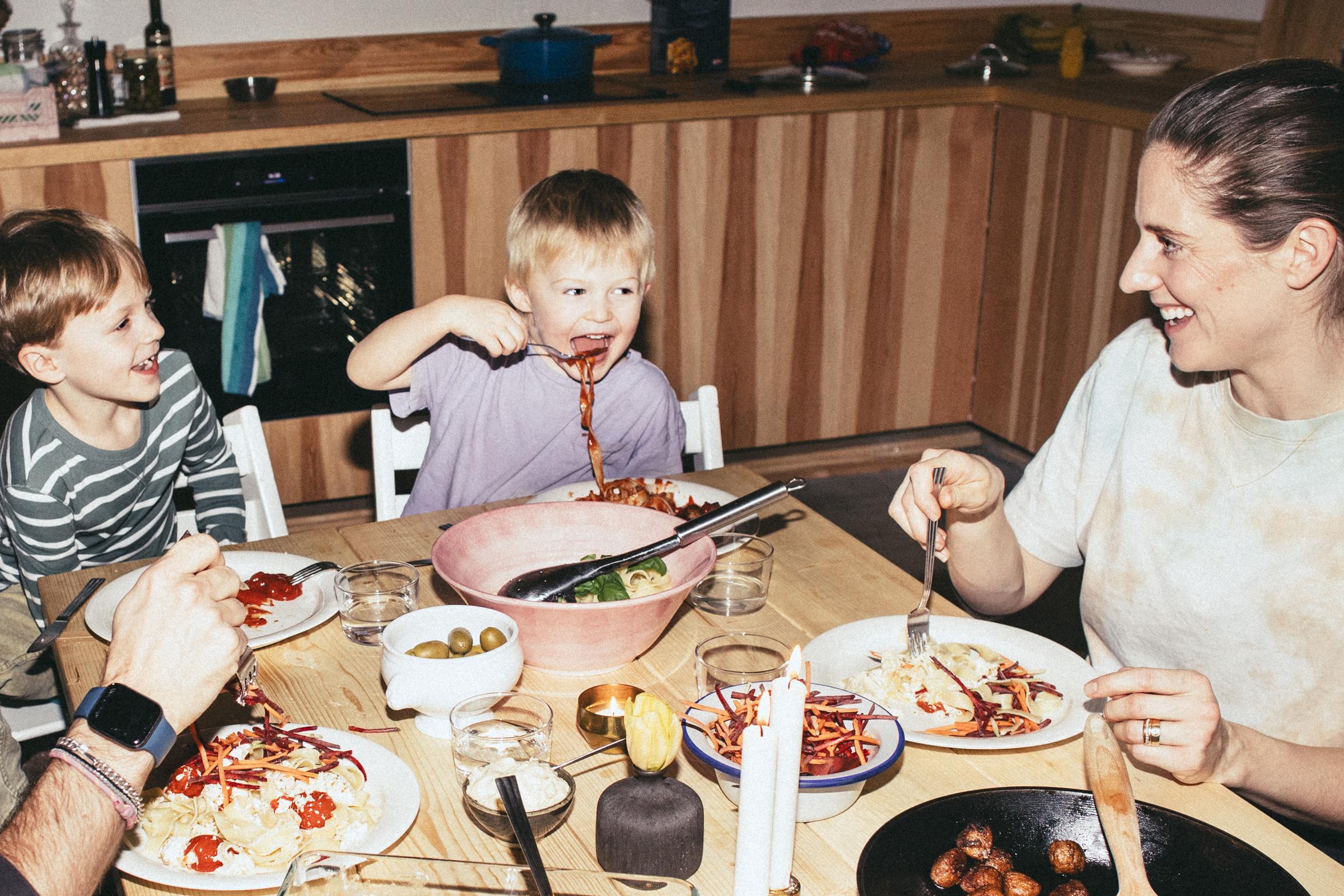 Las cenas en familia también pueden ser una oportunidad para enseñar a los niños pequeñas tareas domésticas, como poner la mesa o llevar sus platos al fregadero después de comer. | Fuente: Getty Images.