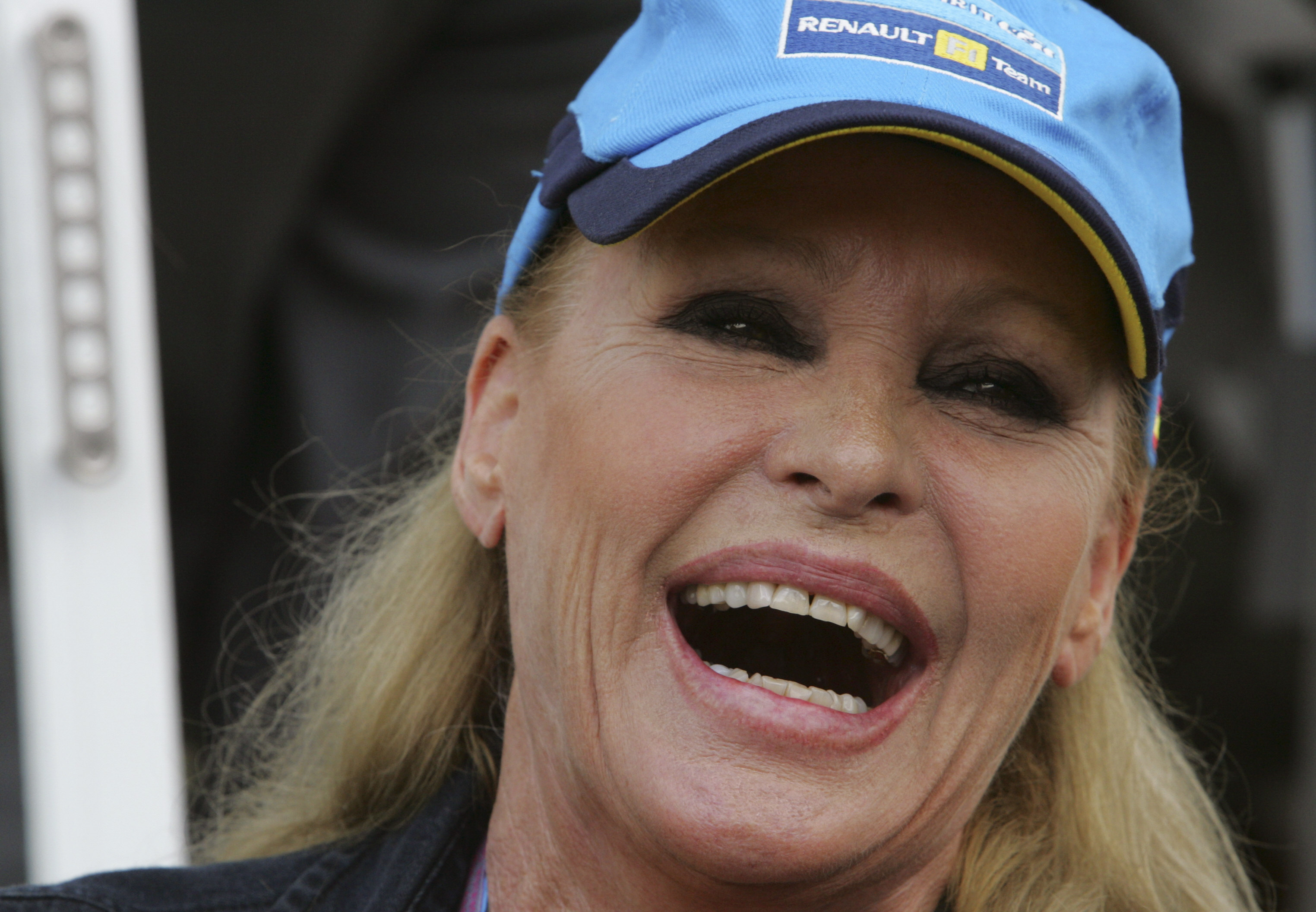 Ursula Andress ríe en los paddocks del hipódromo de Estambul antes del comienzo del Gran Premio de Turquía, en Estambul, Turquía, 21 de agosto de 2005. | Fuente: Getty Images