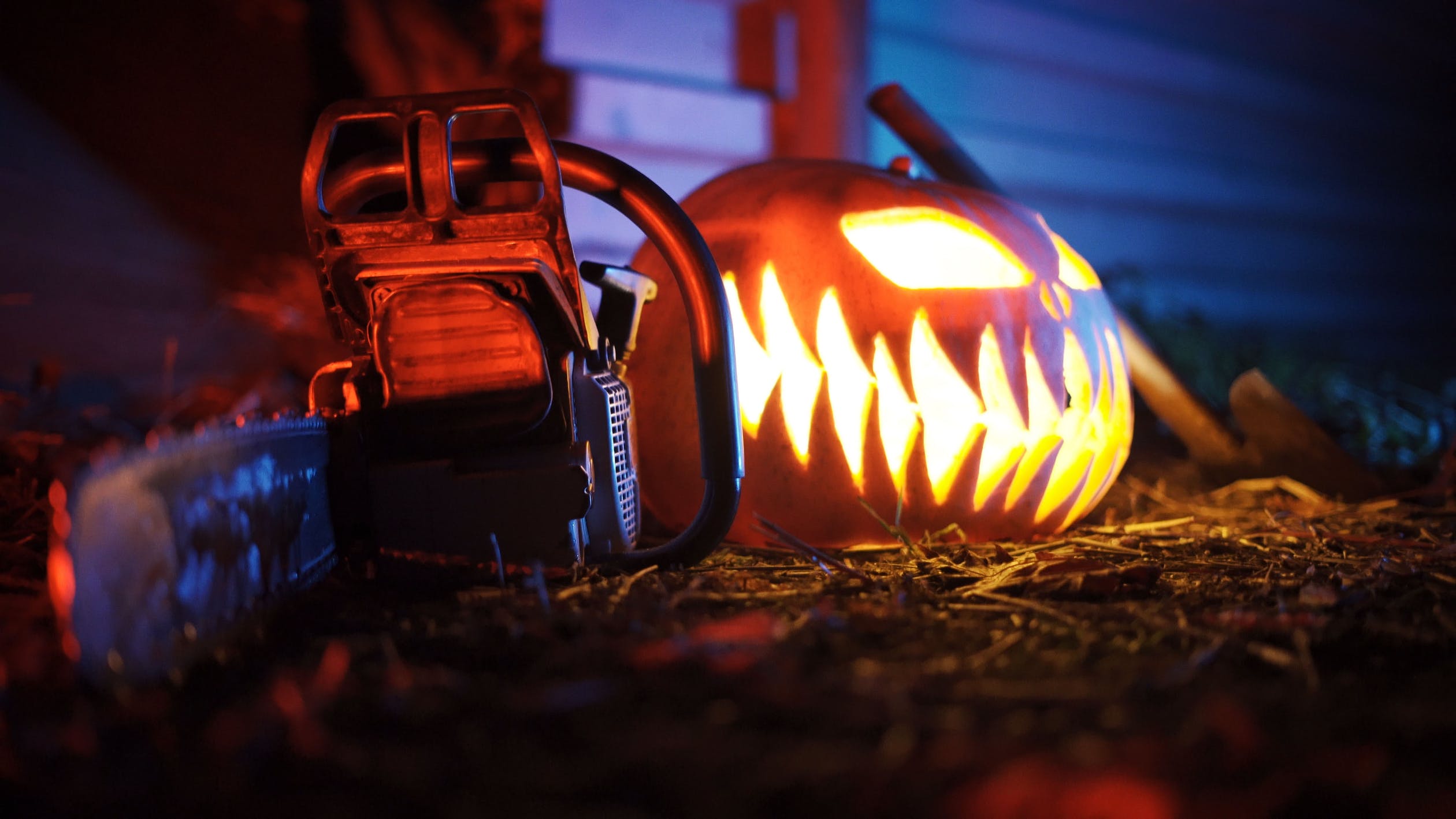 Una cierra junto a una calabaza con decoración aterradora para Halloween. | Imagen: Pexels